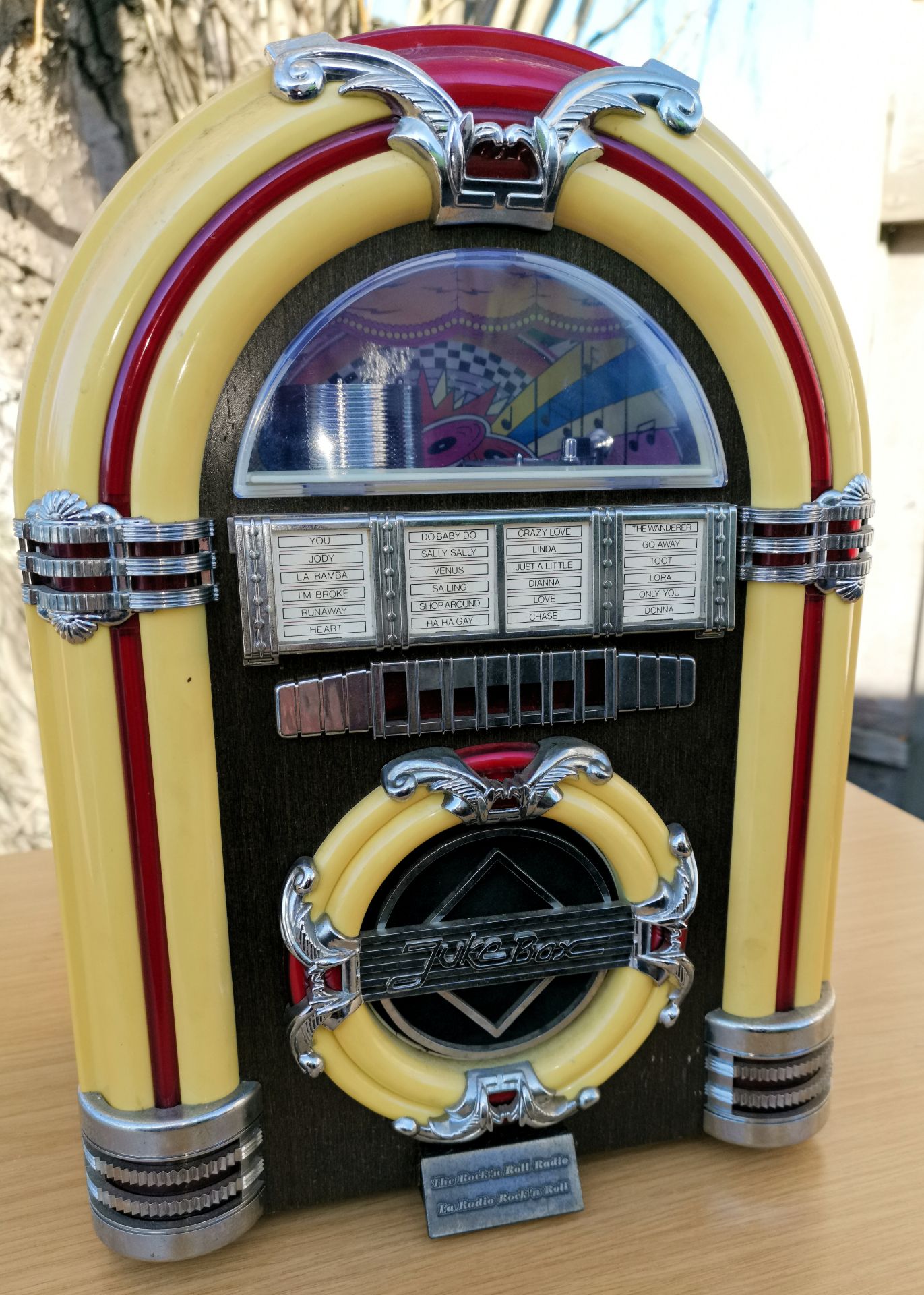 1 x Classic Juke Box Style Radio/CD Player - CL355 - Location: Great YarmouthPlease refer to