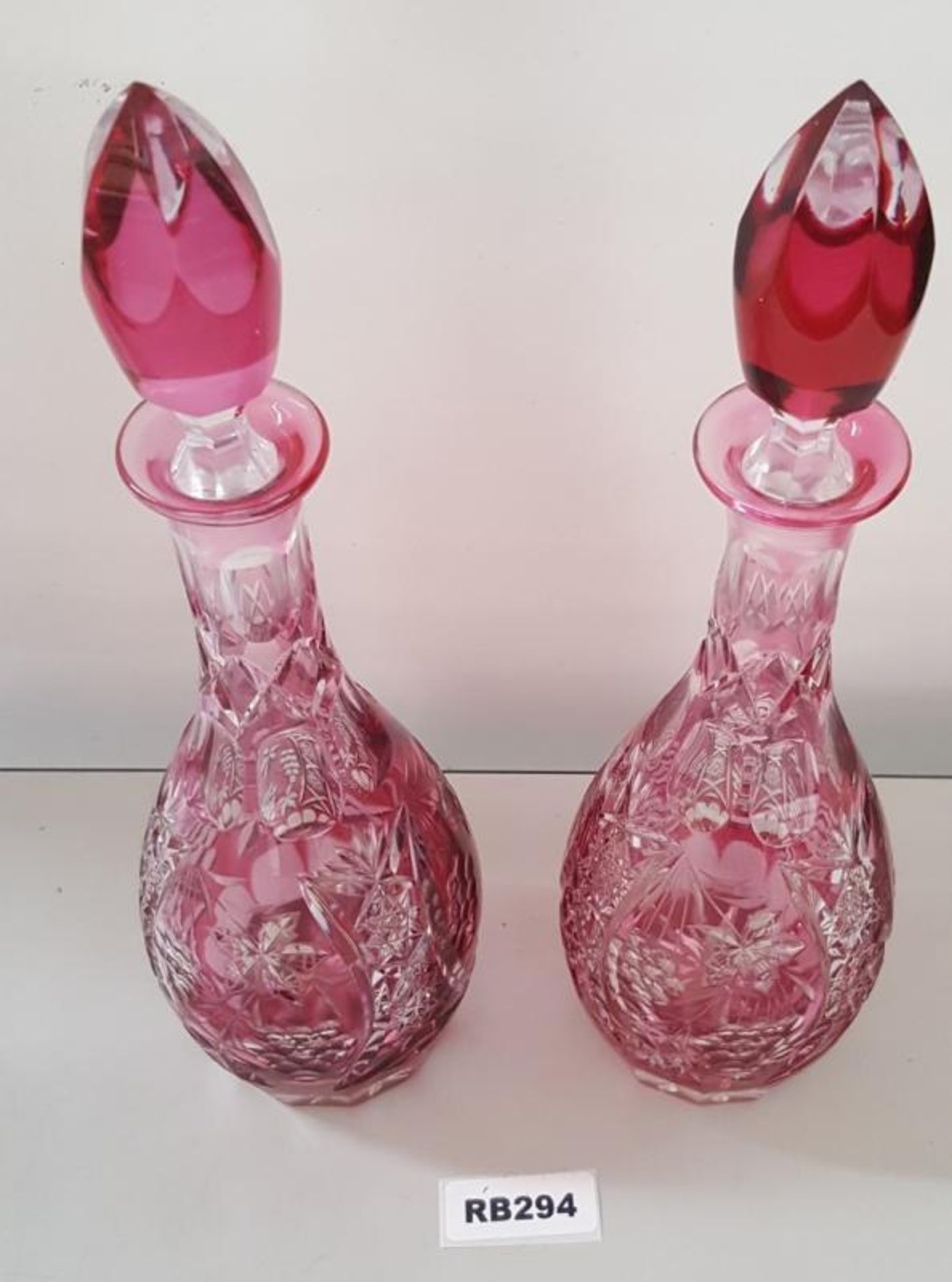 1 x Antique Matched Pair of Cut to Clear Cranberry Glass Decanters with Faceted Stoppers H38cm- Ref - Bild 2 aus 4