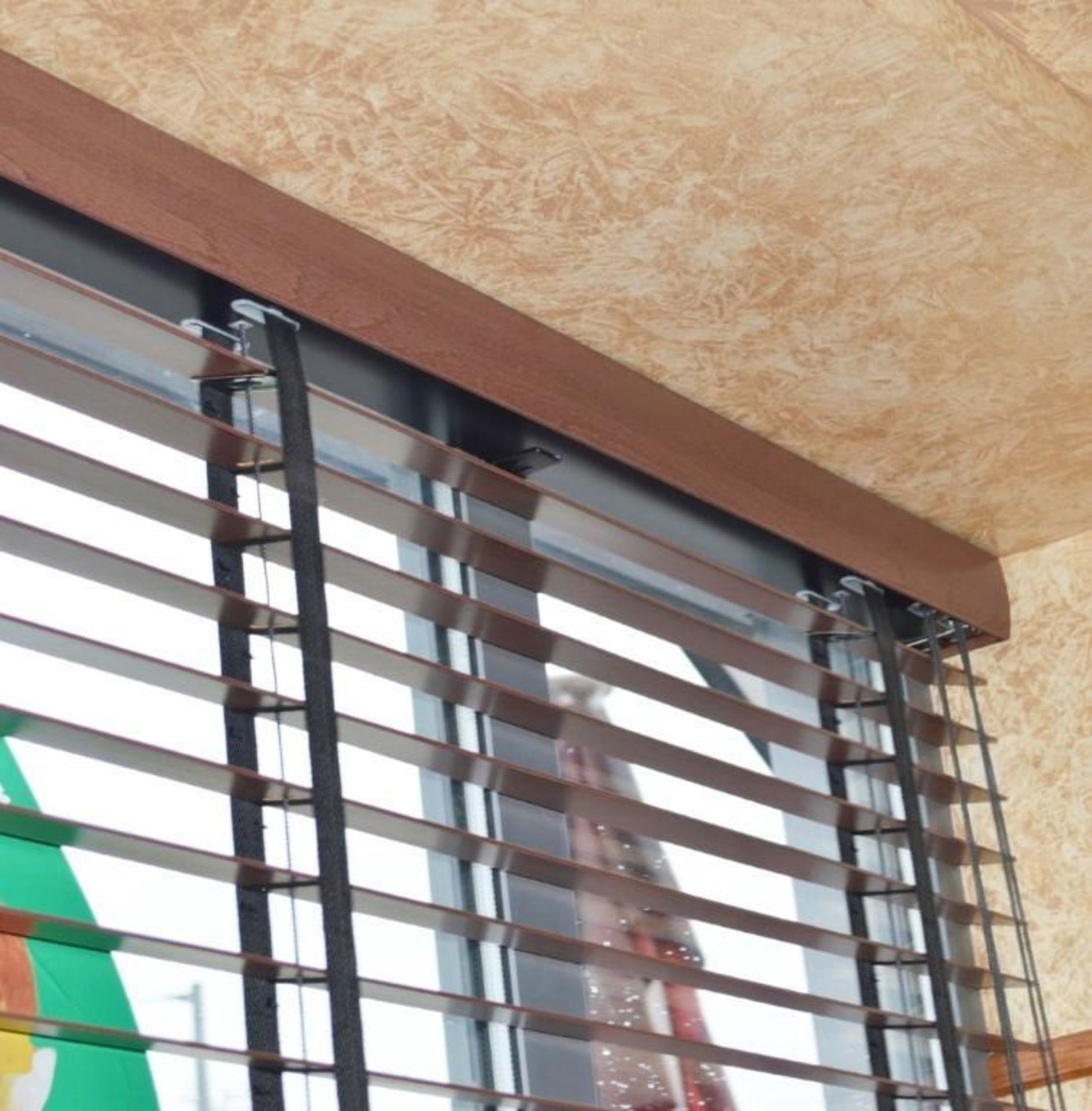 8 x Waverley Timber Venitian Blinds With Dark Stained Finish - Provides Privacy and Warm Ambience to - Bild 5 aus 5