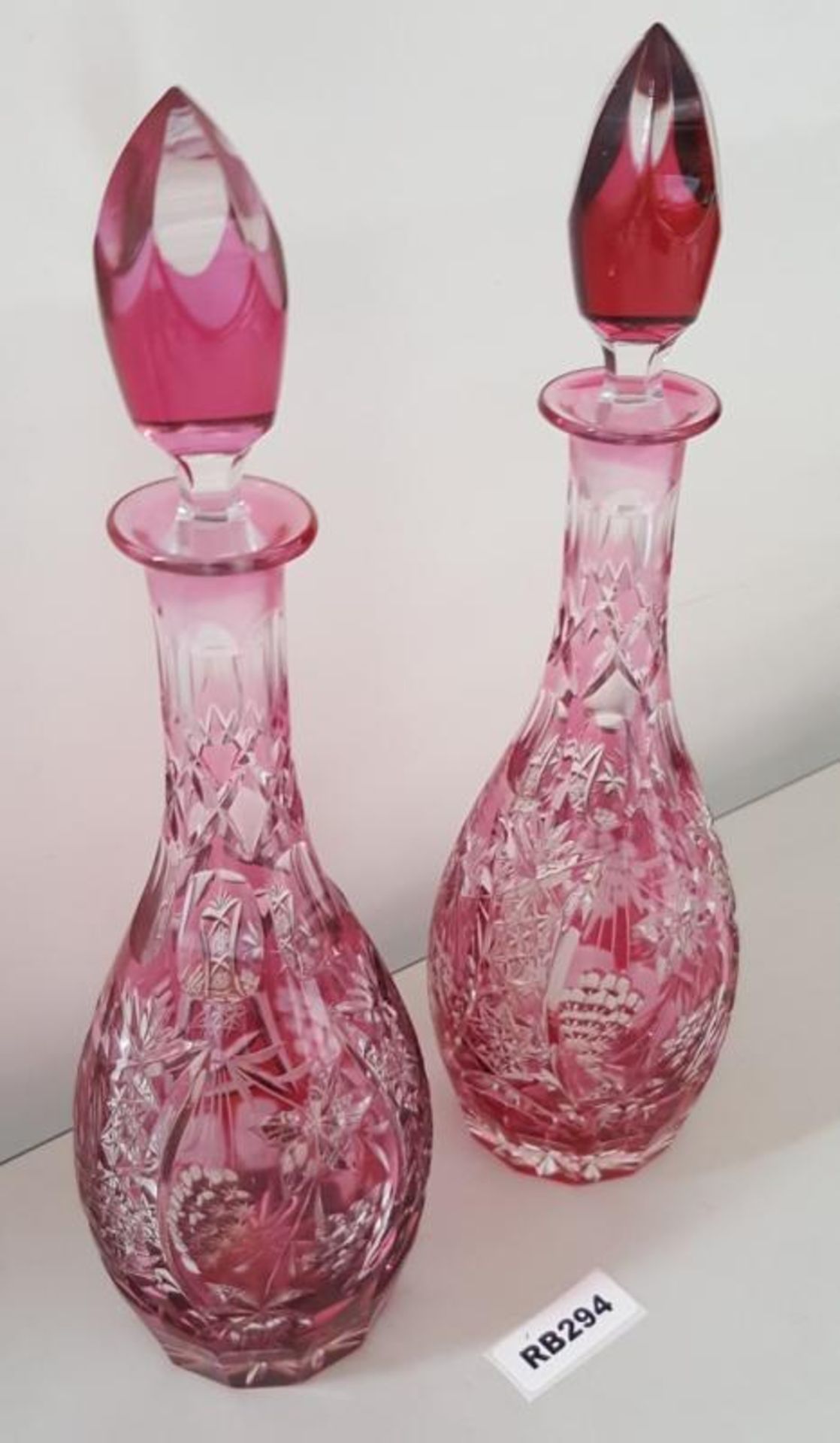 1 x Antique Matched Pair of Cut to Clear Cranberry Glass Decanters with Faceted Stoppers H38cm- Ref - Bild 3 aus 4