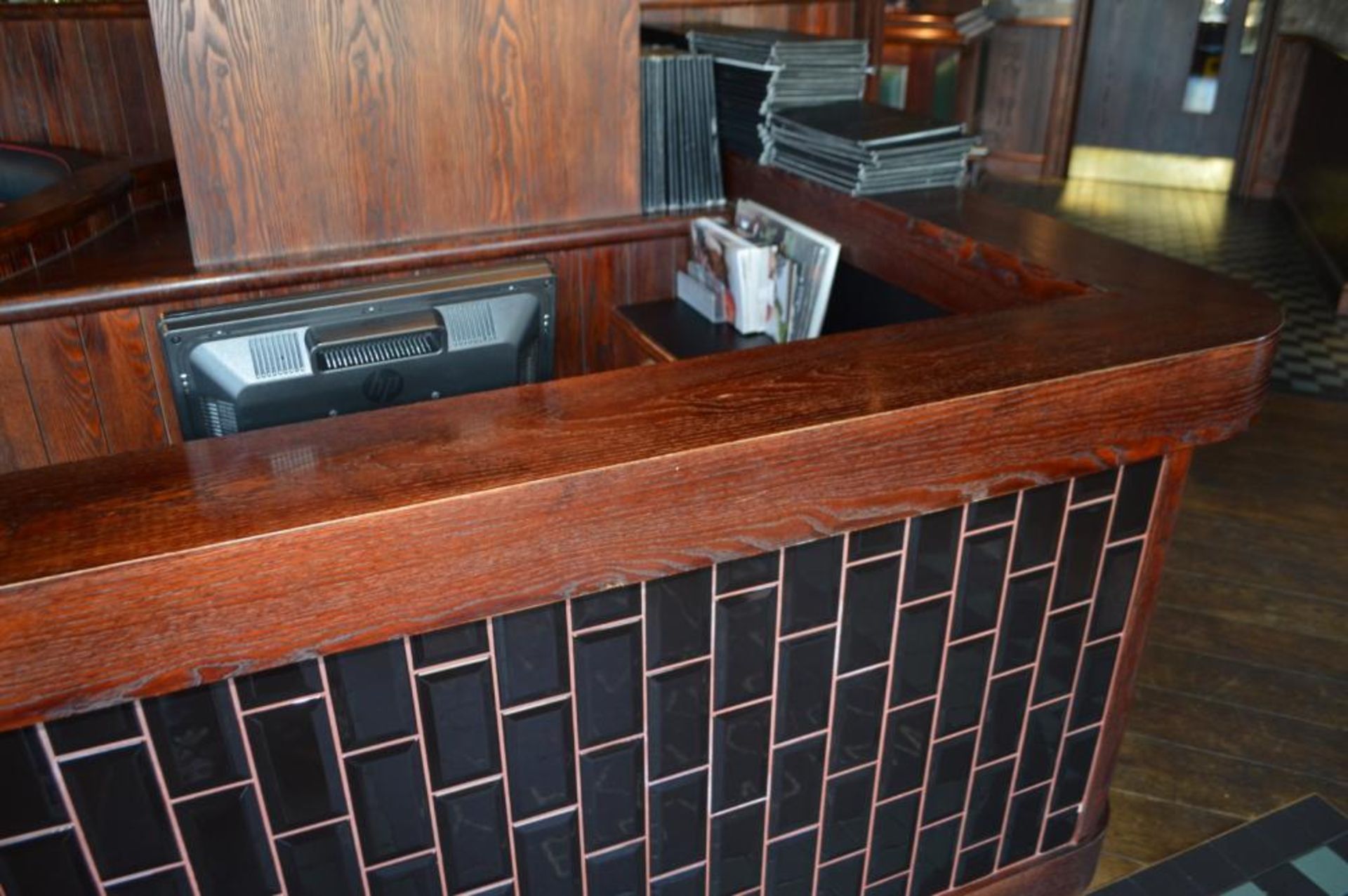 1 x Front of House Reception Counter With Tiled Front - H108 x W170 x D170 cms - CL390 - Location: - Bild 4 aus 4