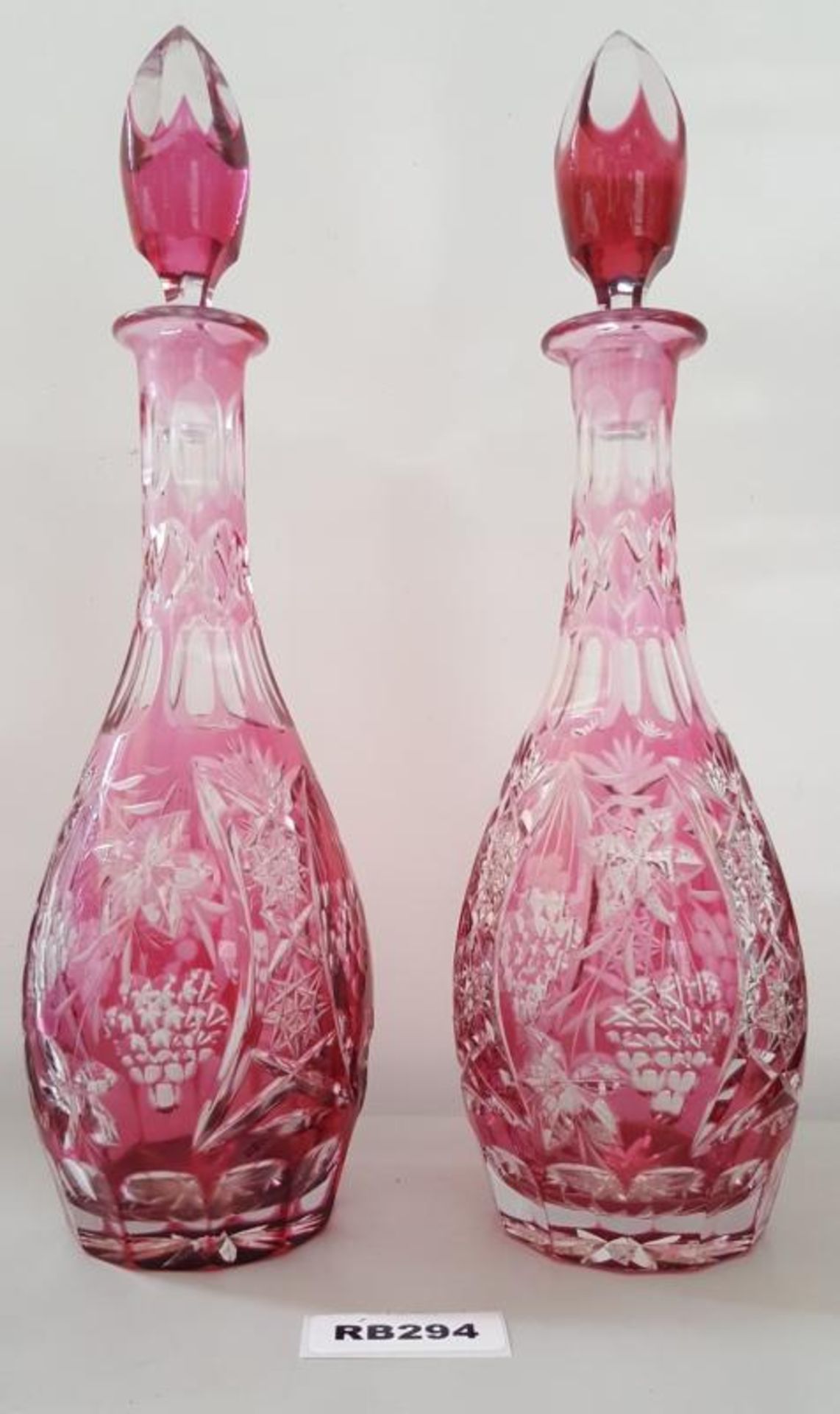 1 x Antique Matched Pair of Cut to Clear Cranberry Glass Decanters with Faceted Stoppers H38cm- Ref - Bild 4 aus 4