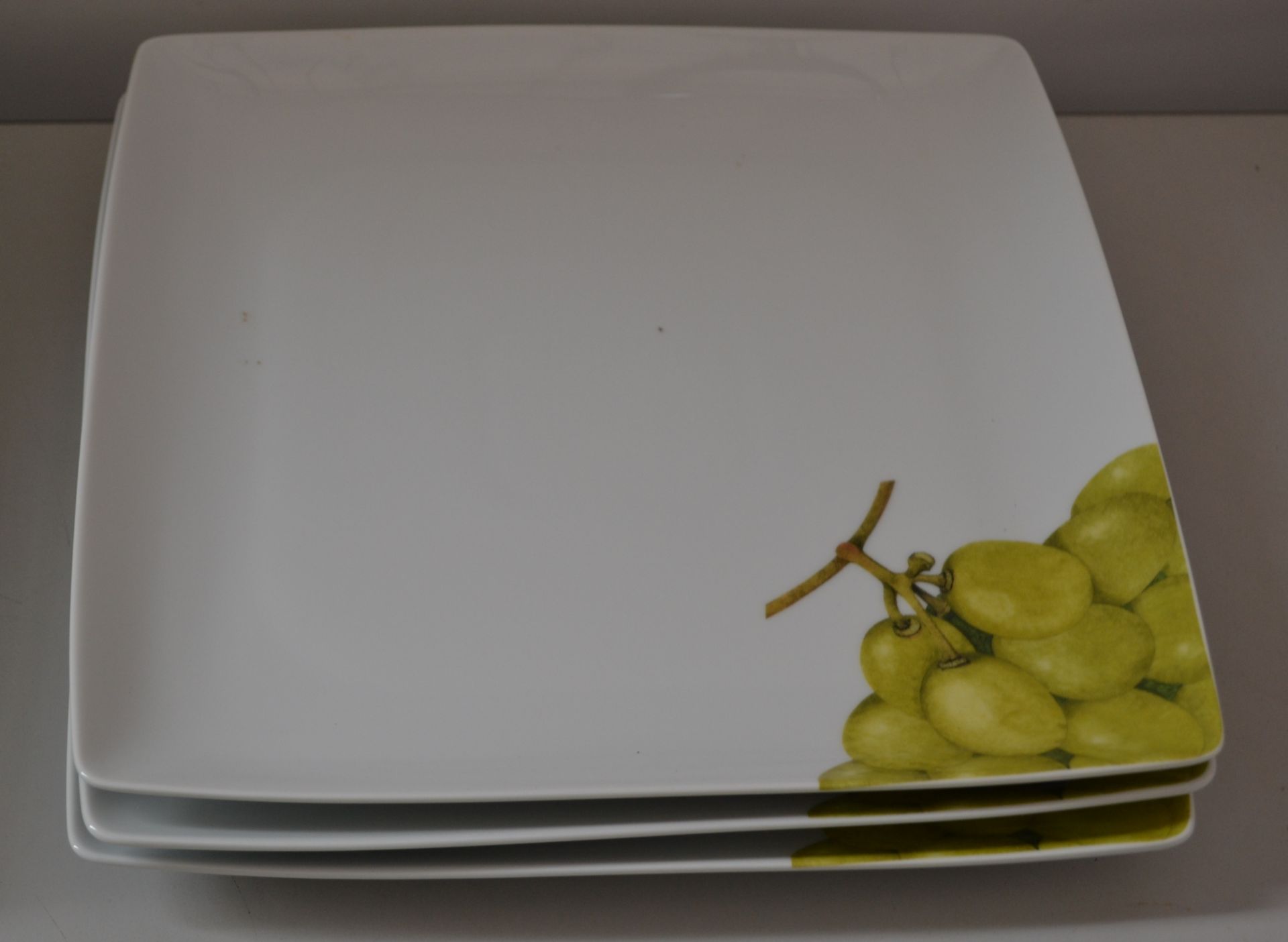 1 x Grape Dinner Set - Ref J2189 - CL314 - Image 3 of 6