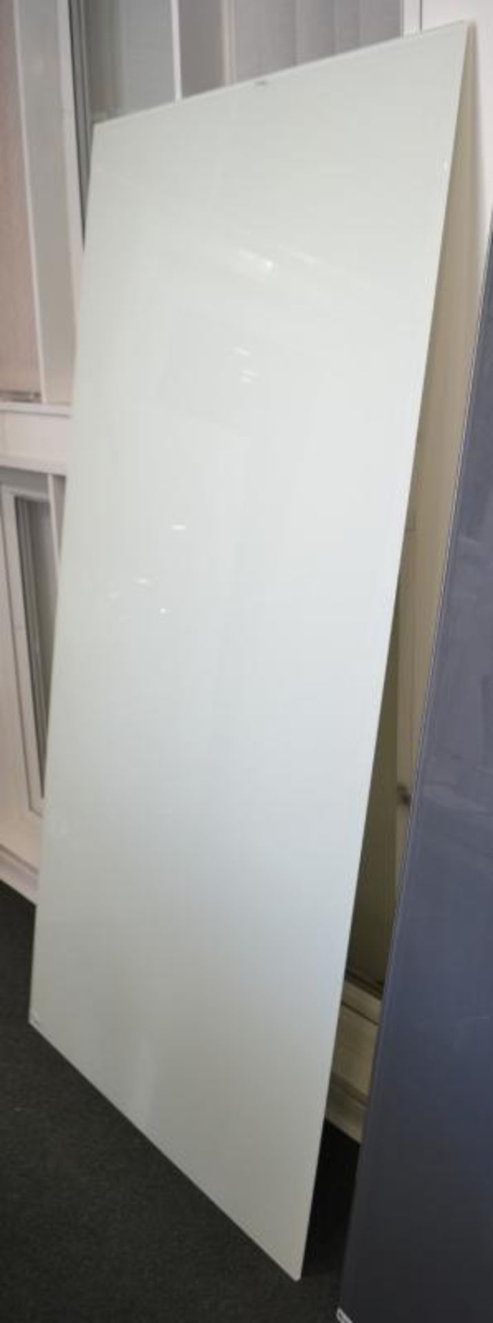 1 x White Tempered Table Top. This item is straight out of the showroom and is in very good conditio