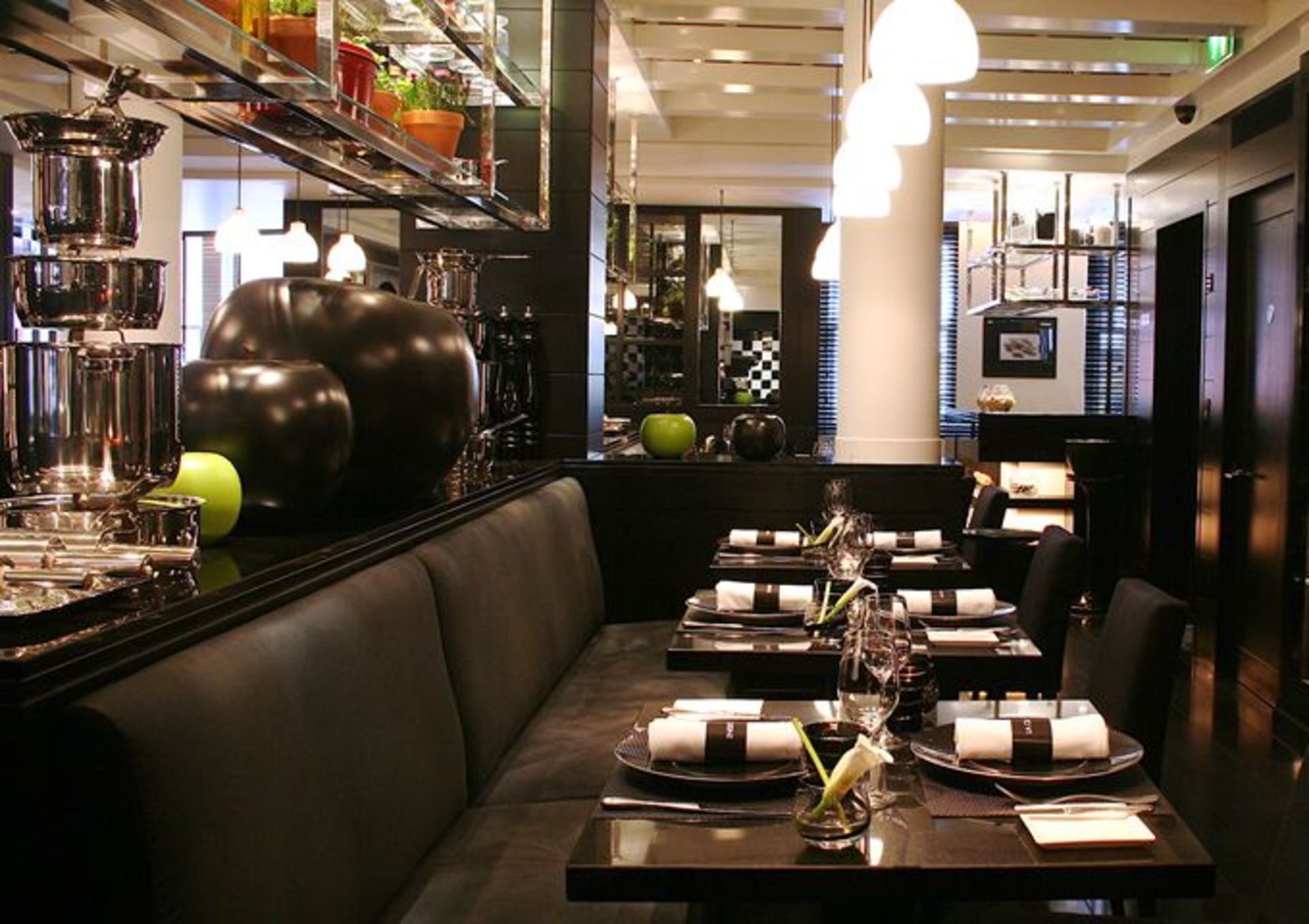4 x Restaurant Bistro Tables With Granite Stone Tops and Substantial Metal Bases - Dimensions: H77 x - Image 7 of 7
