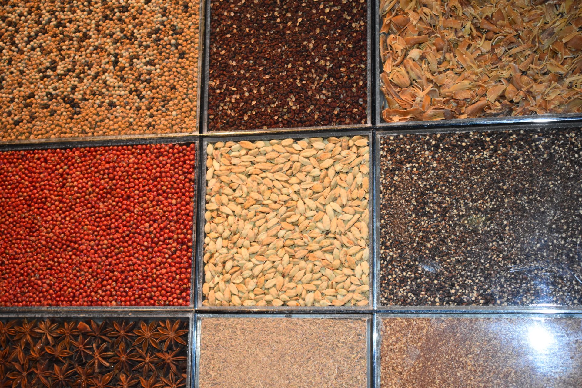 1 x Large "Herbs & Spices" Wall Art - Various Ingredients in Chrome Partitioned Frame - Size 130 x - Image 3 of 11