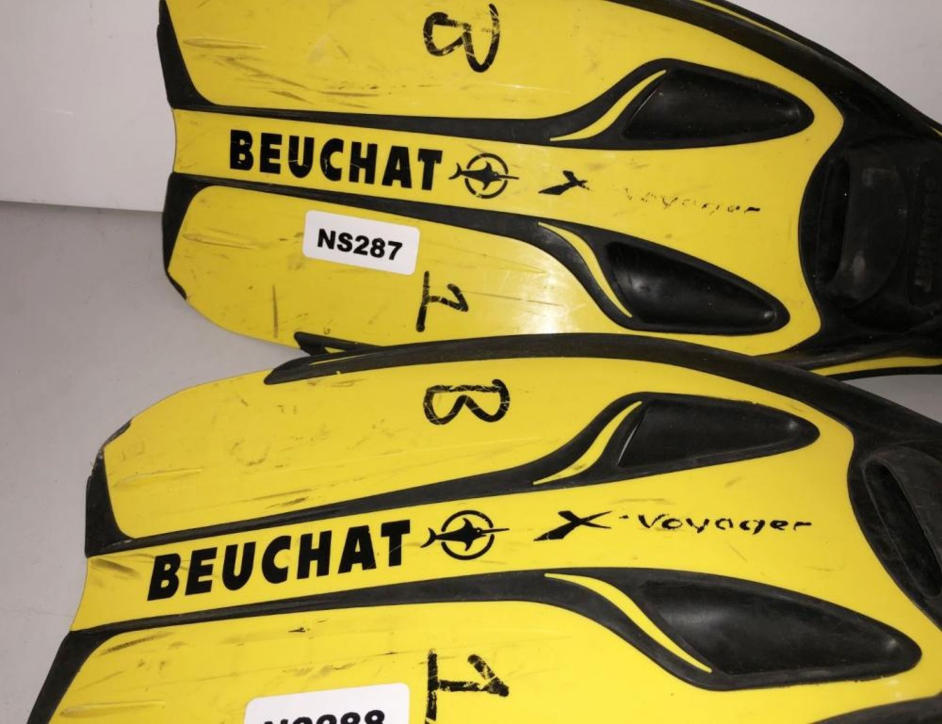 2 Pairs Of Beuchat Junior Fins - Ref: NS287, NS288, NS289, NS290 - CL349 - Altrincham WA14 - Image 3 of 7