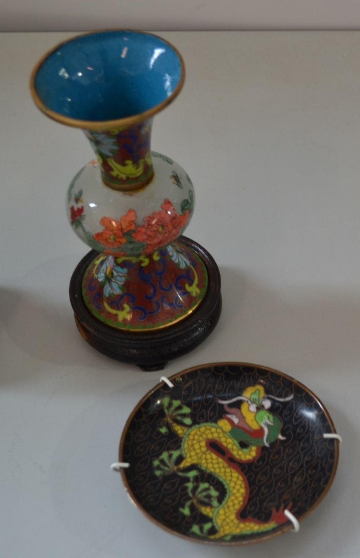 A Pair Of Antique Style Chinese Vases And Plates - Ref J2150 - Image 2 of 3