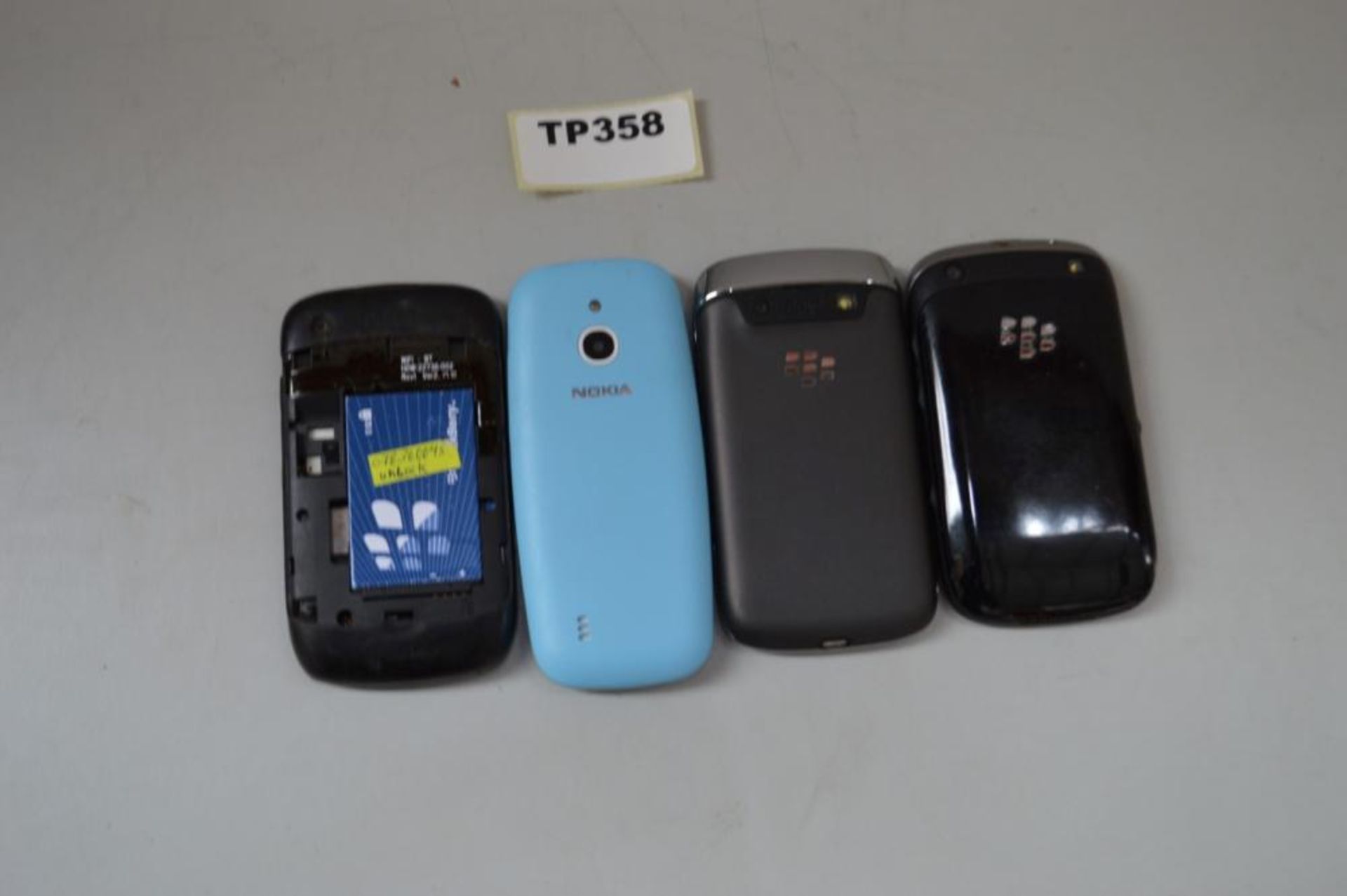 1 x Joblot Of 4 Smartphones (1 x Blackberry Bold 9790, 1 x Blackberry Curve 8520,1 x Blackberry Curv - Image 2 of 3