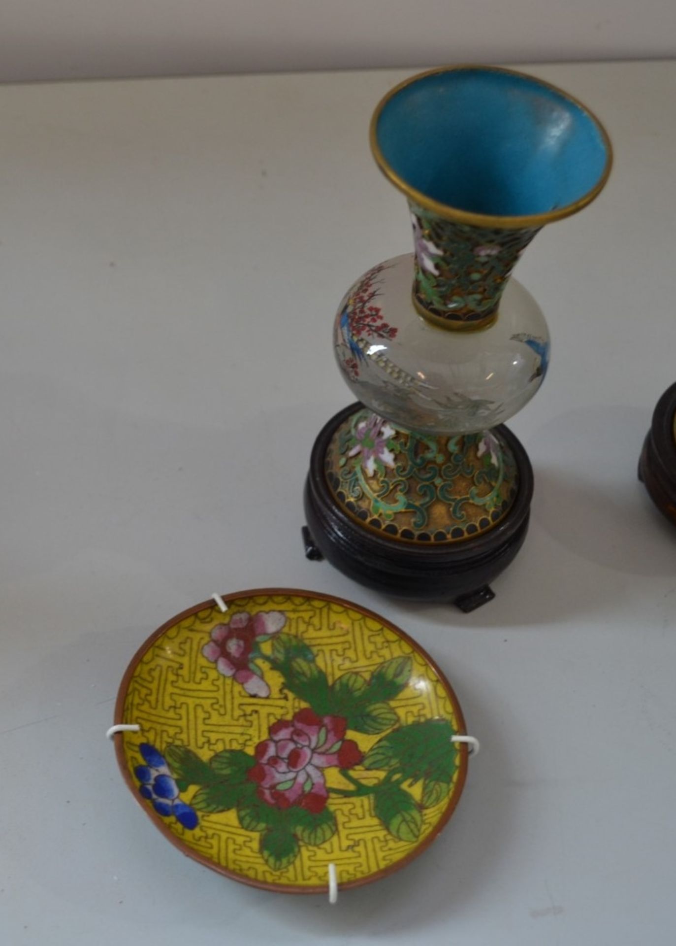 A Pair Of Antique Style Chinese Vases And Plates - Ref J2150 - Image 3 of 3