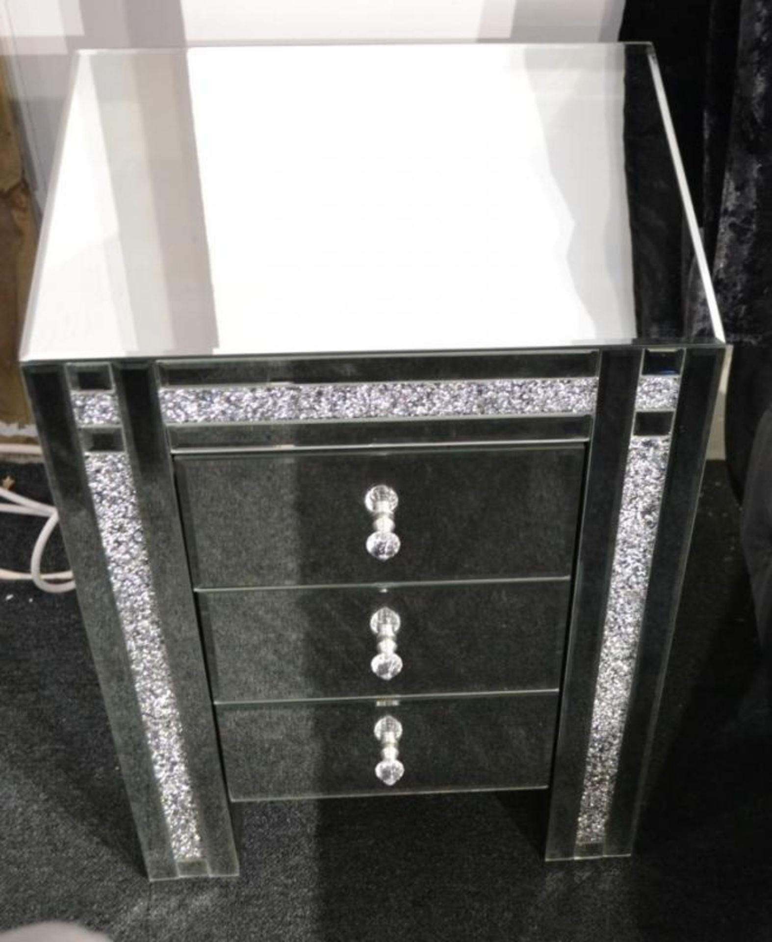 1 x Beautiful Mirrored Side Table With Crystal Encrusted Detail. A special piece that can go in any - Image 3 of 4