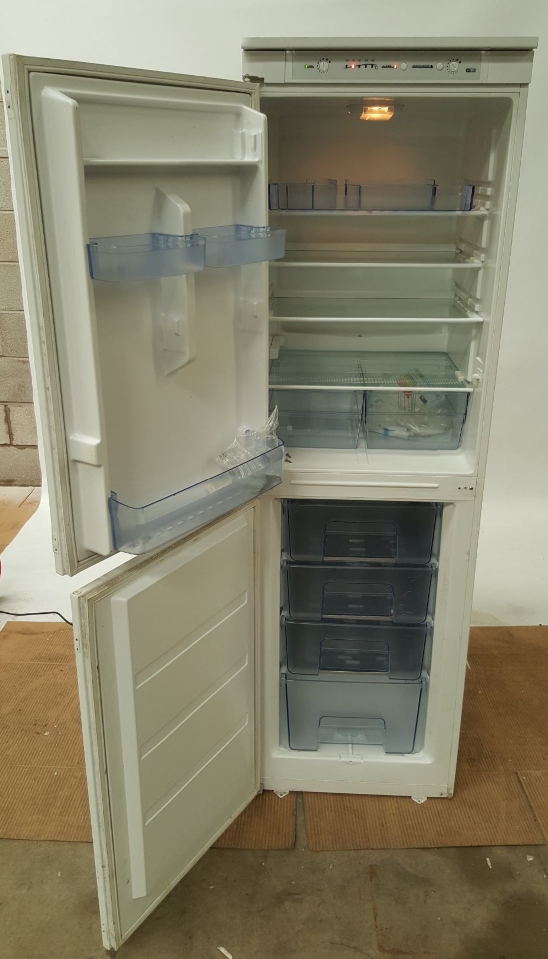 1 x Prima Integrated 60/40 Frost Free Fridge Freezer LPR356A1 - Ref BY189 - Image 5 of 7