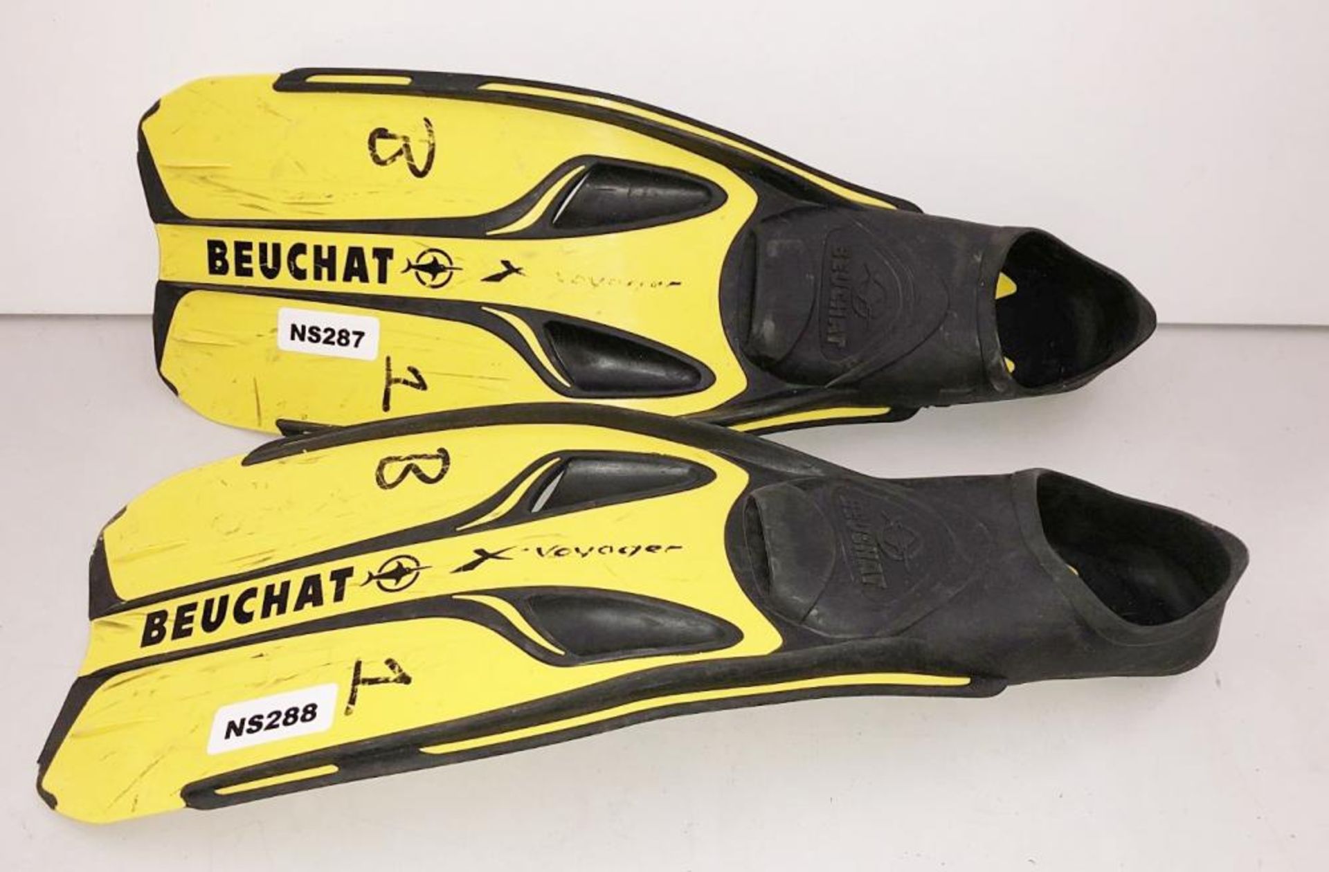 2 Pairs Of Beuchat Junior Fins - Ref: NS287, NS288, NS289, NS290 - CL349 - Altrincham WA14 - Image 2 of 7