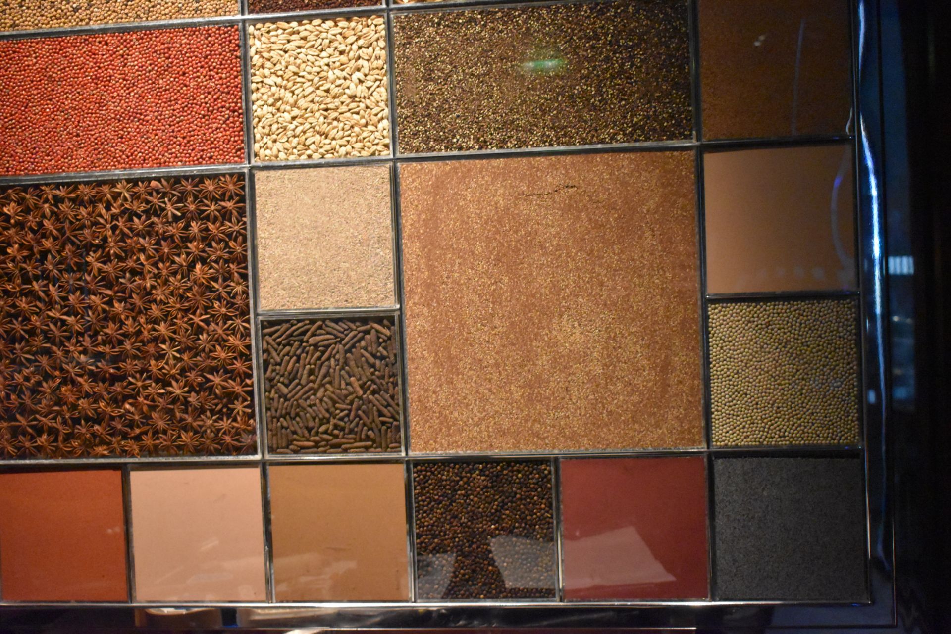 1 x Large "Herbs & Spices" Wall Art - Various Ingredients in Chrome Partitioned Frame - Size 130 x - Image 10 of 11