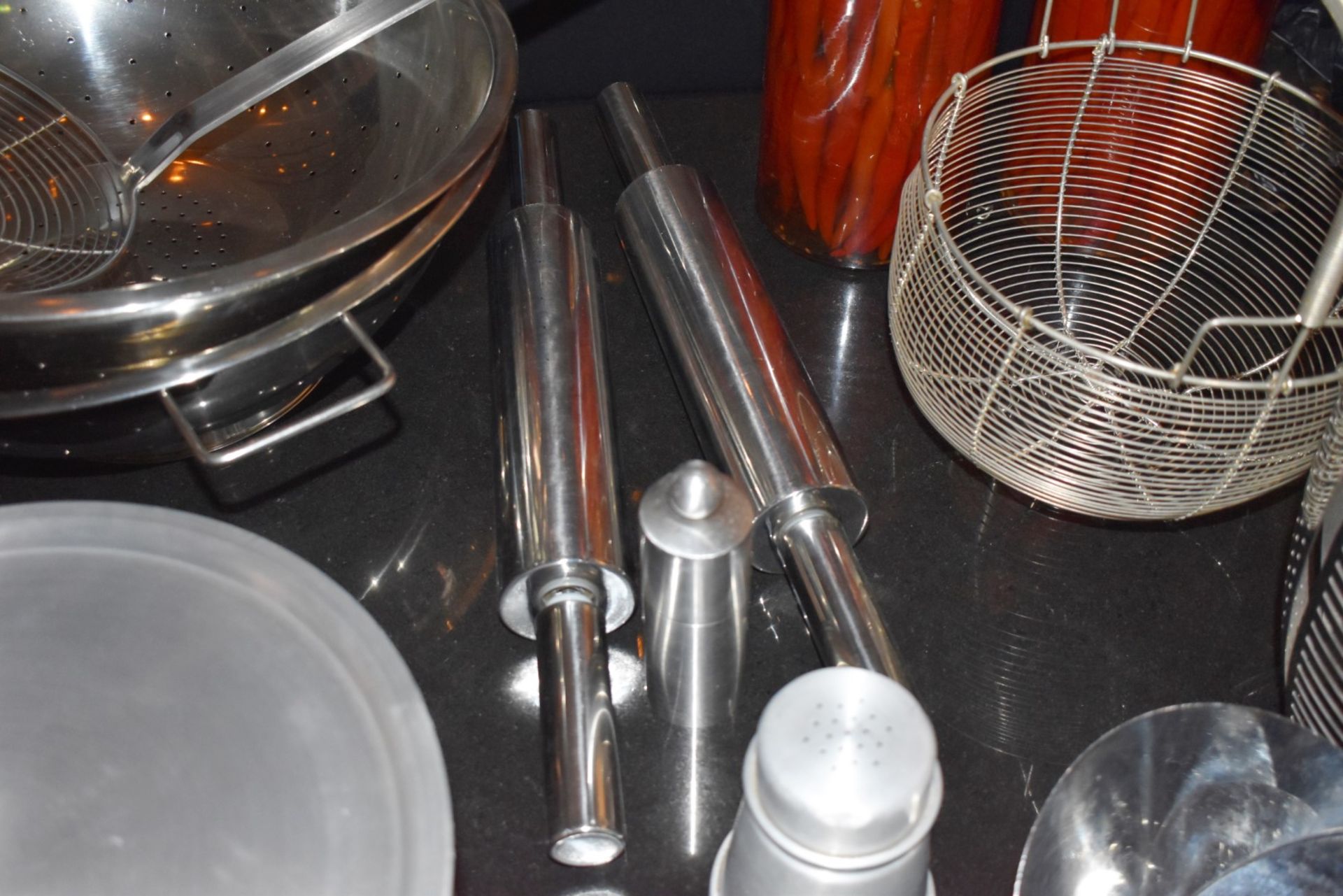 Approx 80 x Assorted Items of Various Kitchenware - Includes Pans, Utensils, Candles, Colanders, - Image 21 of 21