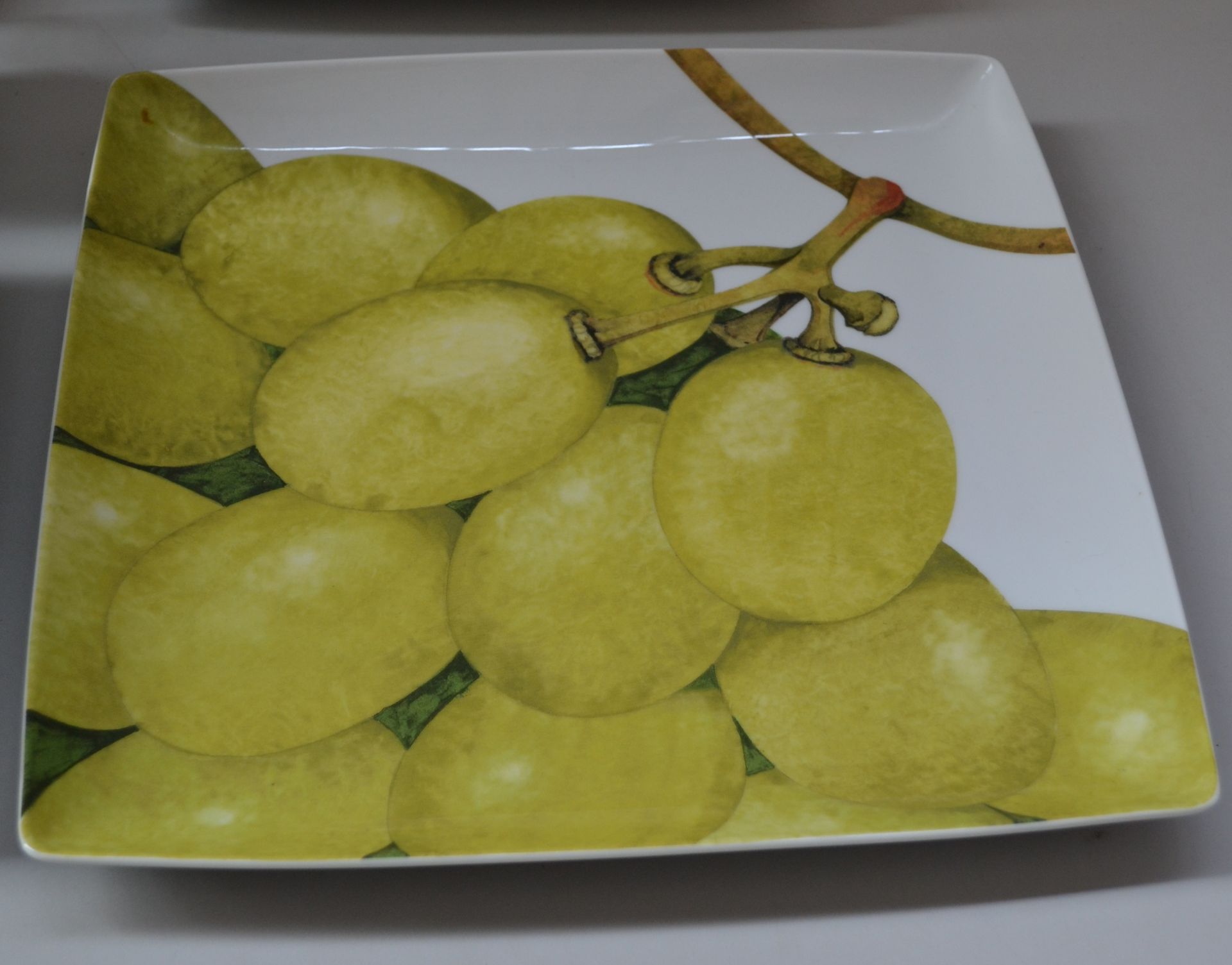 1 x Grape Dinner Set - Ref J2189 - CL314 - Image 6 of 6