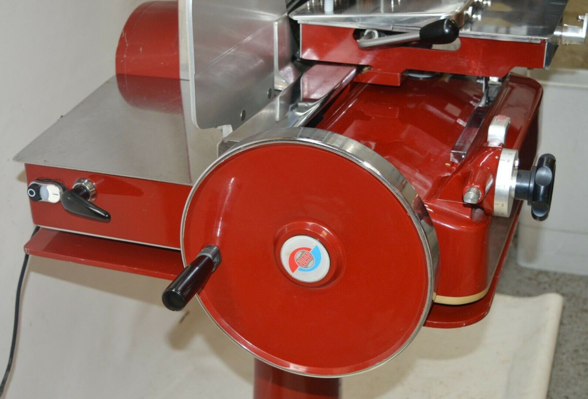 1 x Noaw 370mm Flywheel Meat / Prosciutto Slicer - Model 370/81CE220 - Ex M&S Made in Italy - - Image 3 of 9