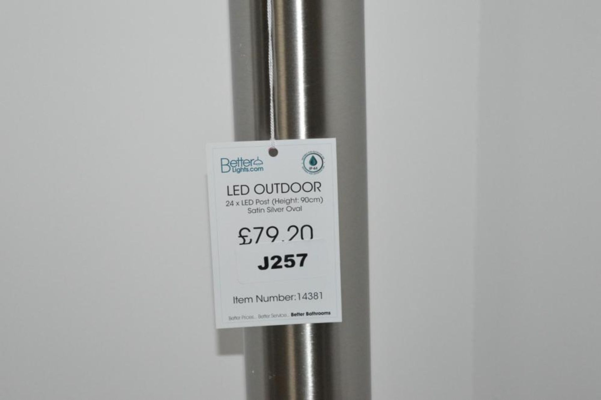 1 x Oval LED Outdoor 24 x LED Post Finished In Satin Silver - Ex Display Stock - CL298 - Ref: J257 - - Image 2 of 2