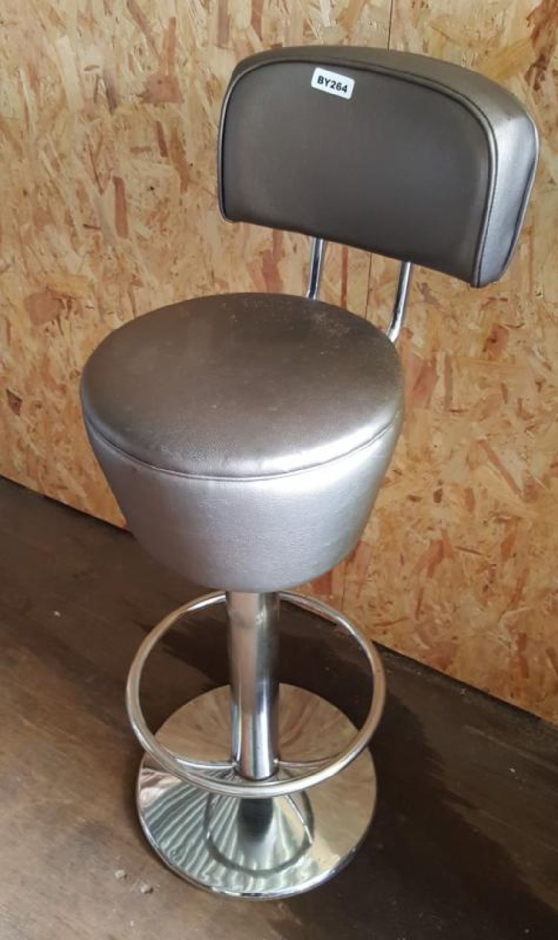 A Set Of 3 Bespoke Chrome Based Bar Stools With Dark Sliver Faux Leather Seat &amp; Back - Ref BY264 - Image 3 of 5
