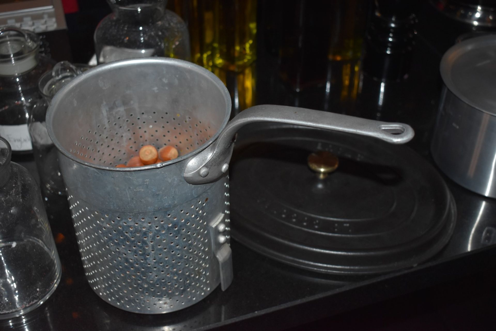Approx 80 x Assorted Items of Various Kitchenware - Includes Pans, Utensils, Candles, Colanders, - Image 9 of 21