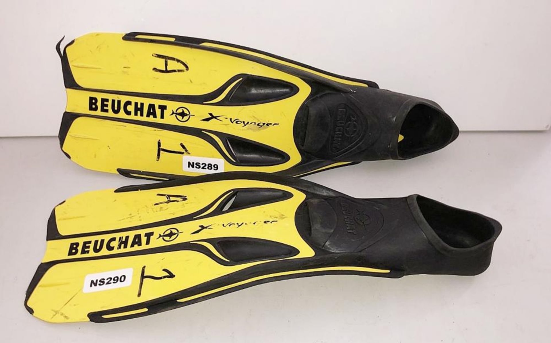 2 Pairs Of Beuchat Junior Fins - Ref: NS287, NS288, NS289, NS290 - CL349 - Altrincham WA14 - Image 5 of 7