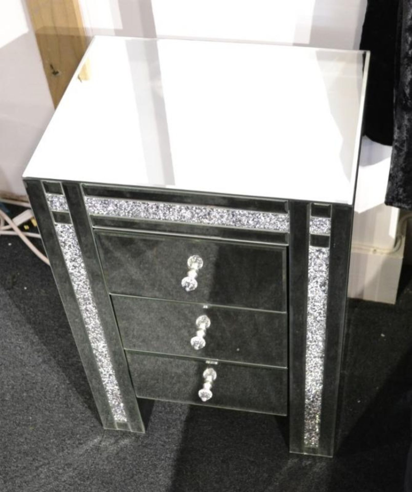 1 x Beautiful Mirrored Side Table With Crystal Encrusted Detail. A special piece that can go in any - Image 2 of 4