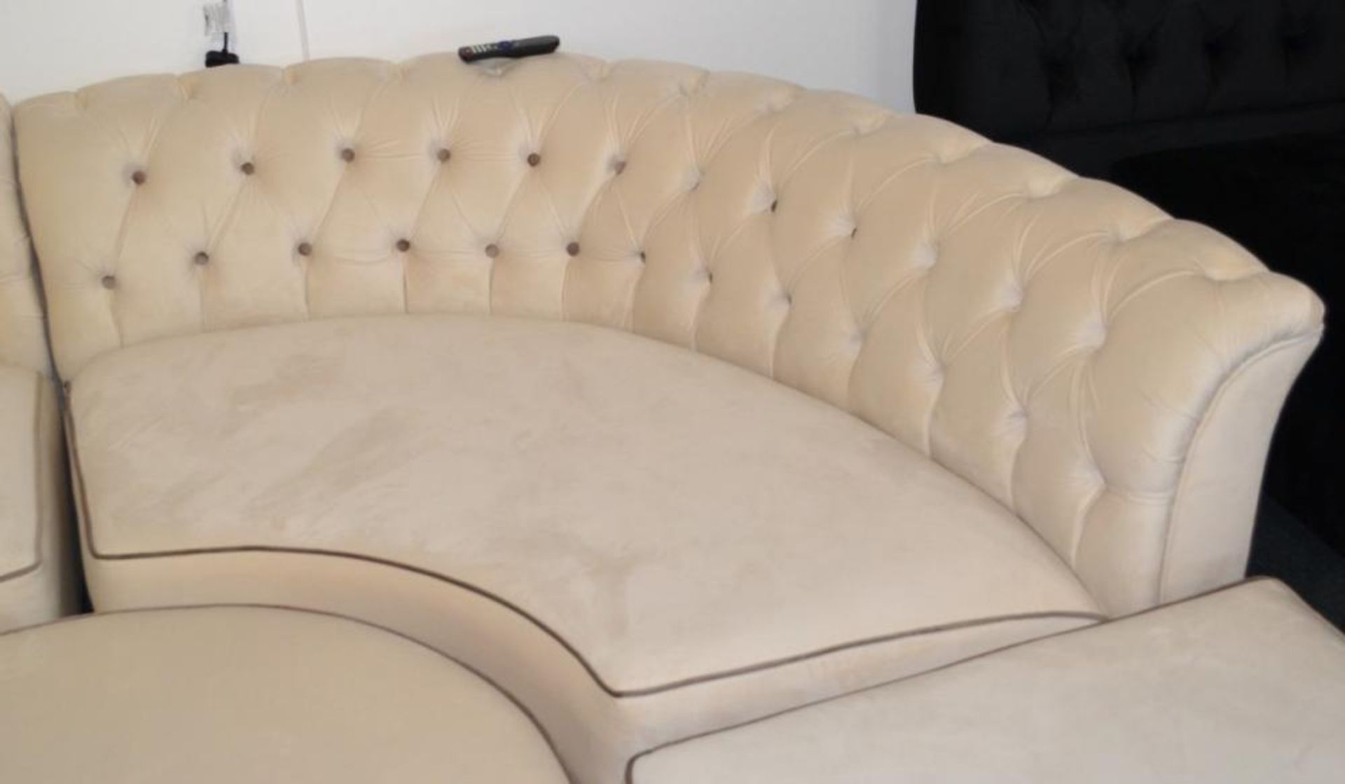 1 x Luxurious Bespoke Cream Velour 5 Piece Sofa Set. A truly beautiful bespoke piece that will give - Image 4 of 8