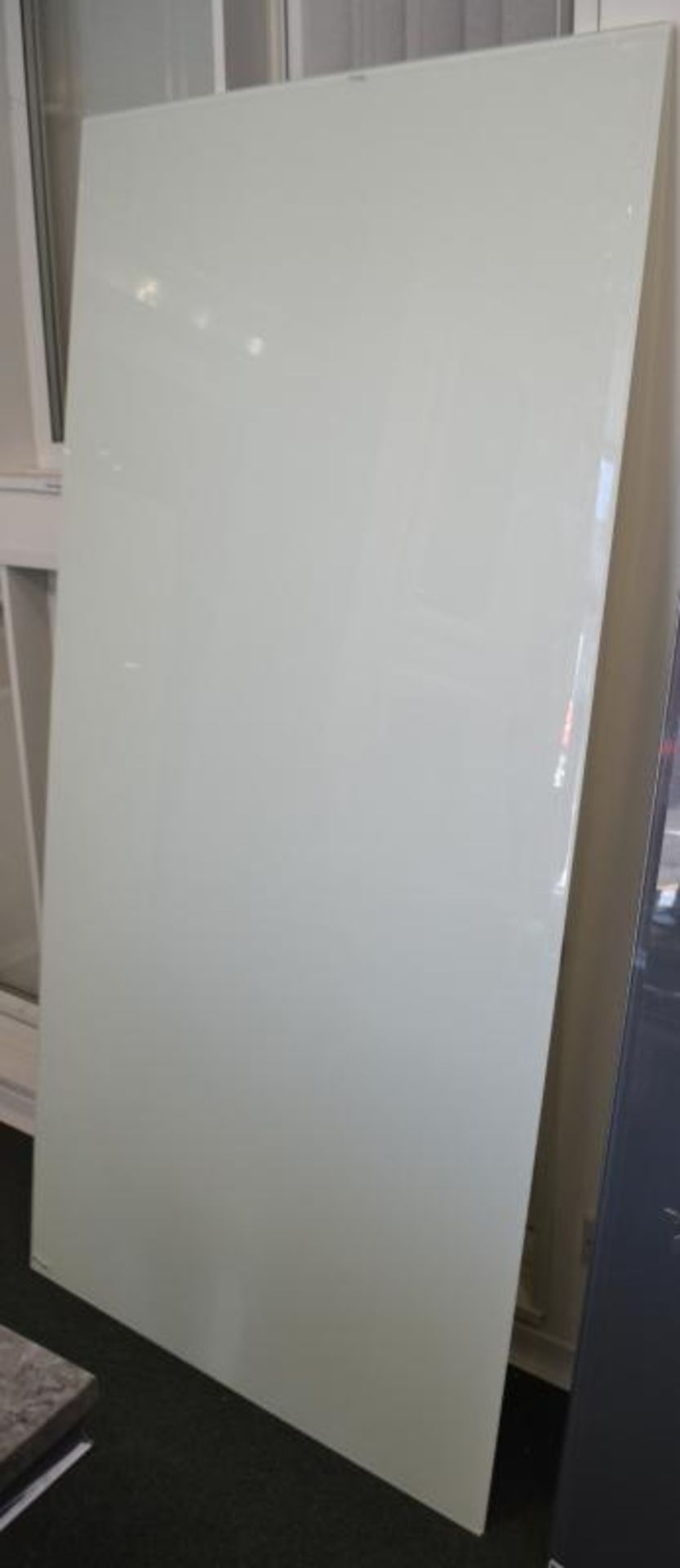 1 x White Tempered Table Top. This item is straight out of the showroom and is in very good conditio - Image 2 of 2