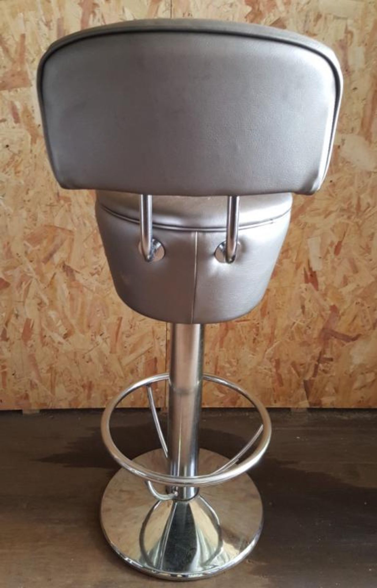 A Set Of 3 Bespoke Chrome Based Bar Stools With Dark Sliver Faux Leather Seat &amp; Back - Ref BY264 - Image 5 of 5