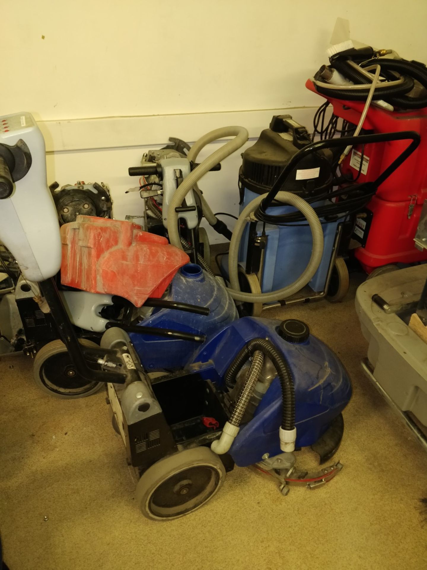 HUGE JOB LOT Approx 17 x Various FLOOR CLEANING MACHINES - Includes Ride Ons, Floor Scrubbers, - Image 29 of 34