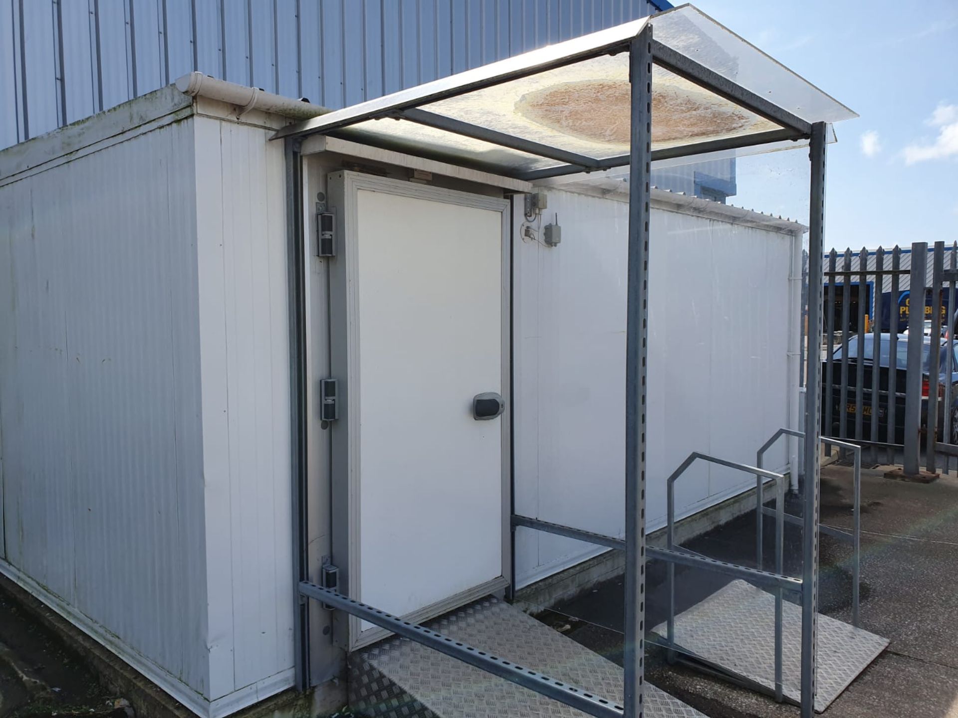 1 x External Refrigerated Cold Room Unit - Features Entrance Ramp With Overhead Canopy, Internal - Image 2 of 11