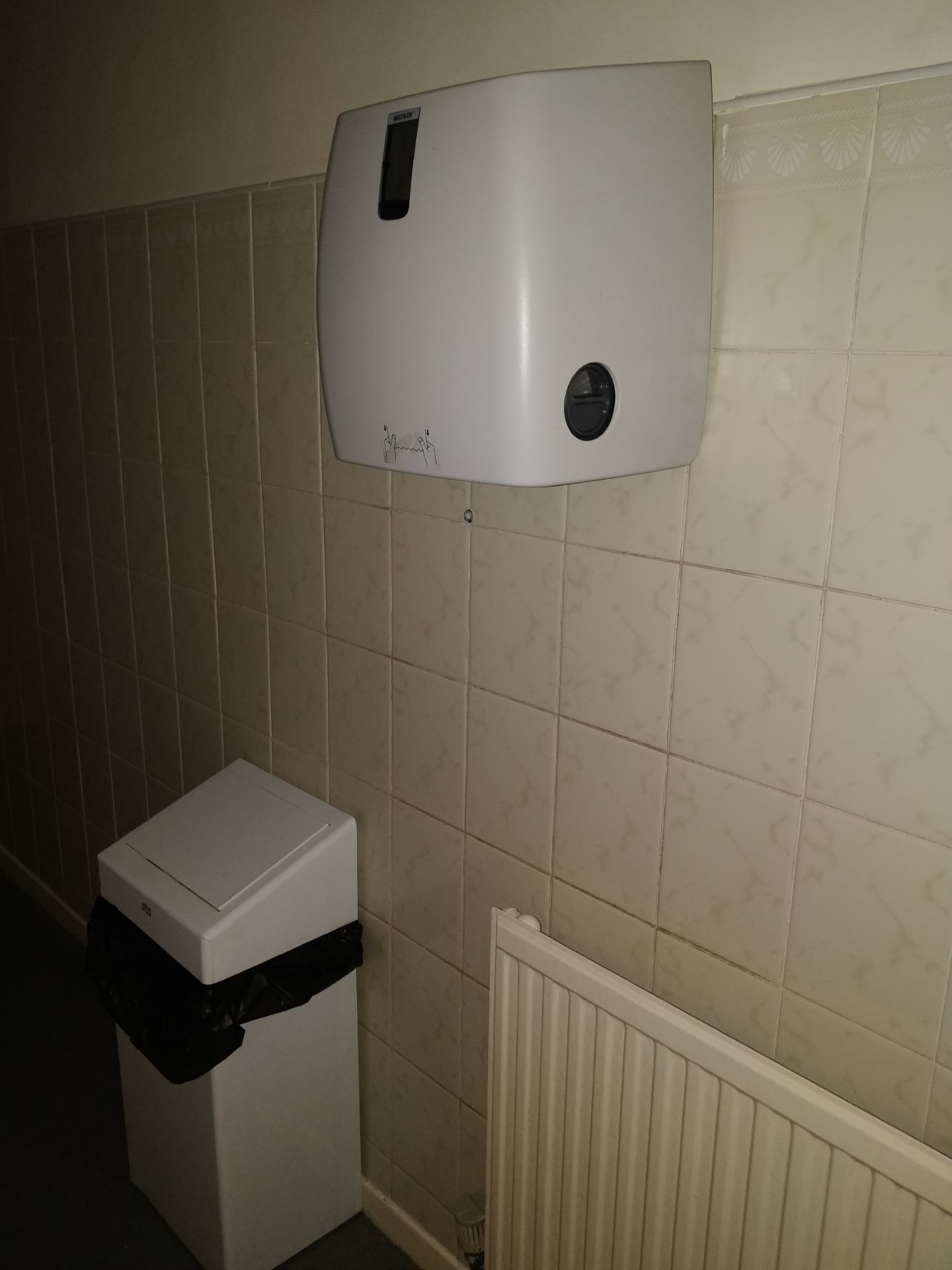 2 x Single Sink Bathroom Vanity Units in White Gloss With Ceramic Sink, Chrome Mixer Tap, Towel - Image 4 of 6