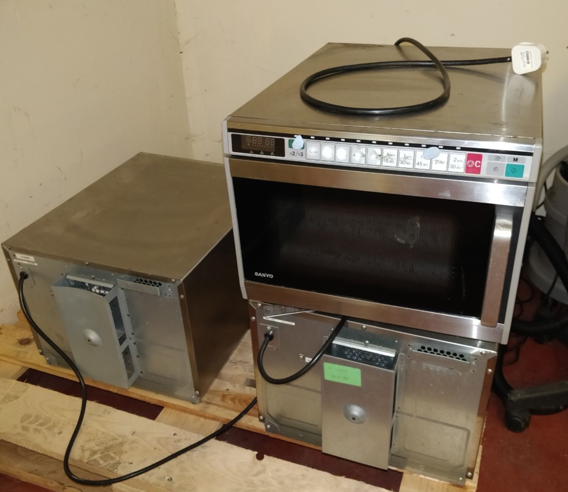 3 x Sanyo Commercial Microwave Ovens With Stainless Steel Finish - Ref B2 CL409 - Location: