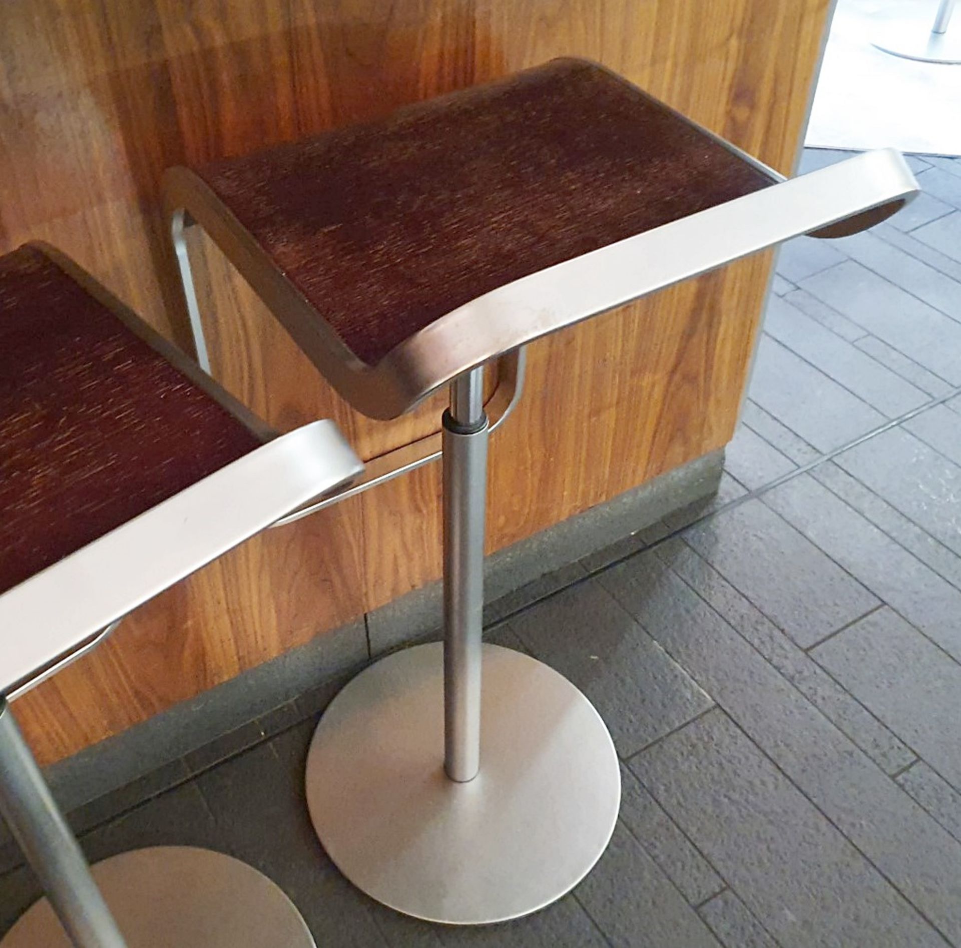6 x Heavy Duty Commercial Bar Stools With Adjustable Hydraulic Aided Height - Dimensions: 35cm x - Image 6 of 7
