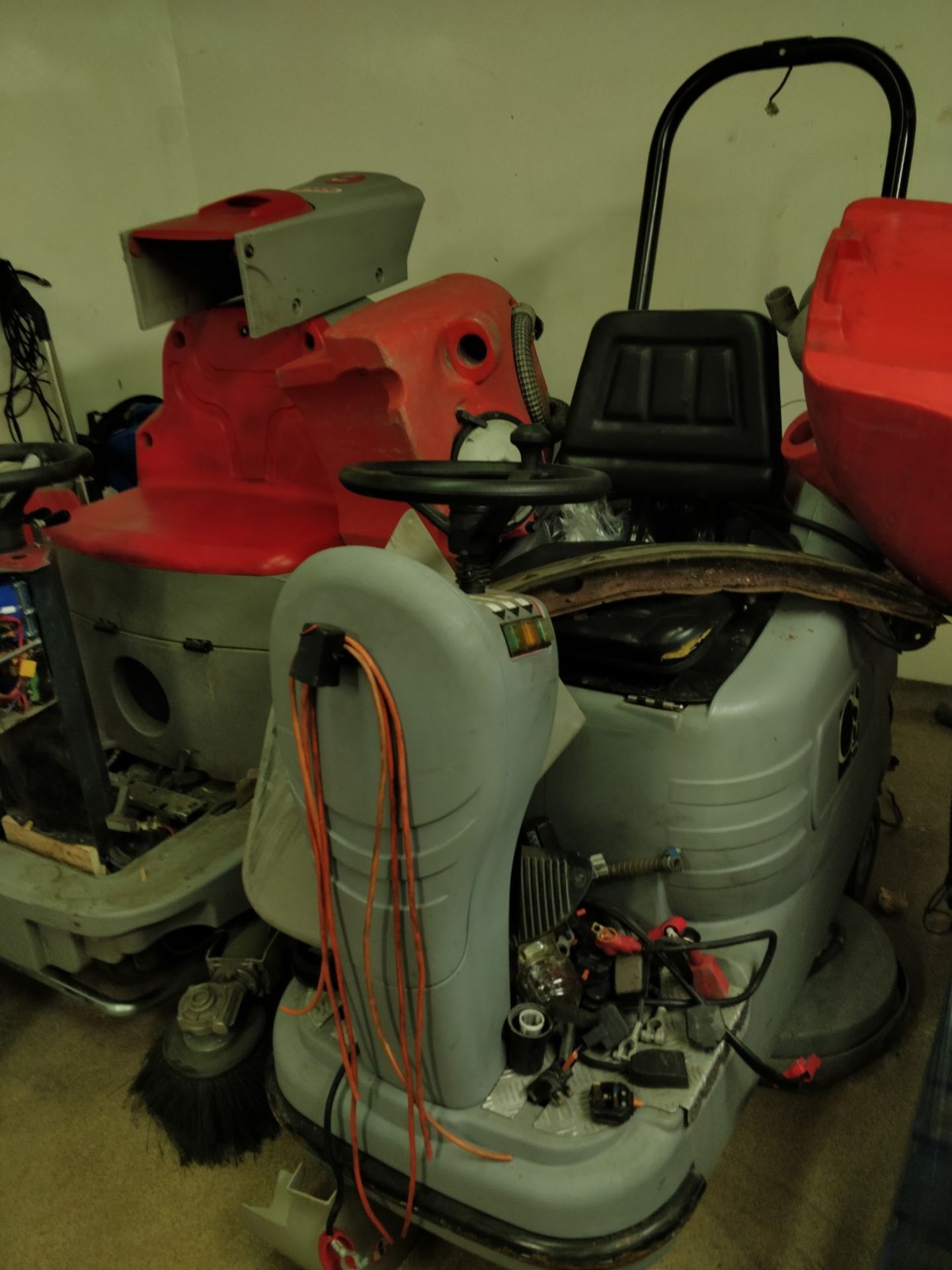 HUGE JOB LOT Approx 17 x Various FLOOR CLEANING MACHINES - Includes Ride Ons, Floor Scrubbers, - Image 10 of 34