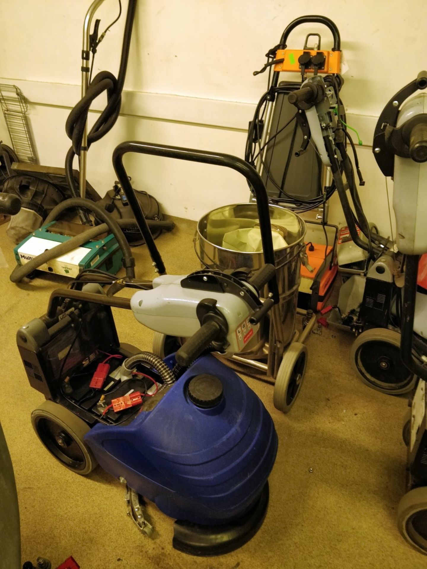 HUGE JOB LOT Approx 17 x Various FLOOR CLEANING MACHINES - Includes Ride Ons, Floor Scrubbers, - Image 19 of 34