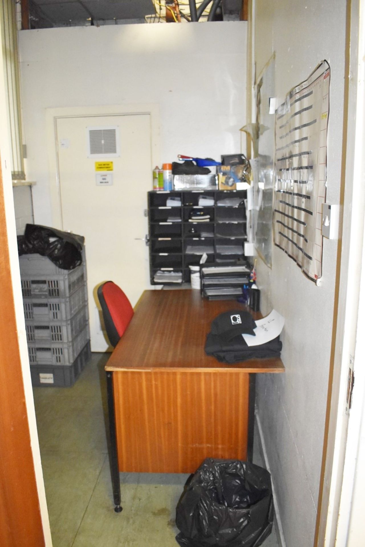 1 x Assorted Collection of Office Furniture - Includes Desk, Two Office Chairs, A4 Pigeon Hole, - Image 4 of 4