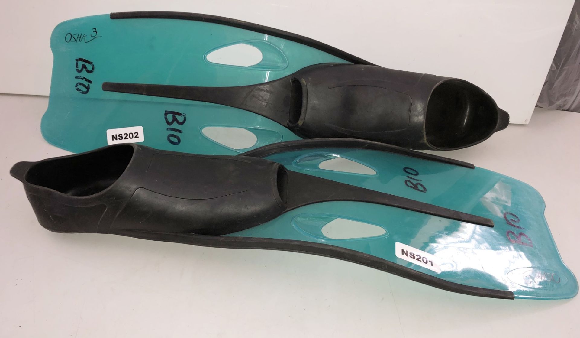 2 x Pairs Of Size 9-10 Diving Fins - CL349 - Altrincham WA14 - Image 2 of 10