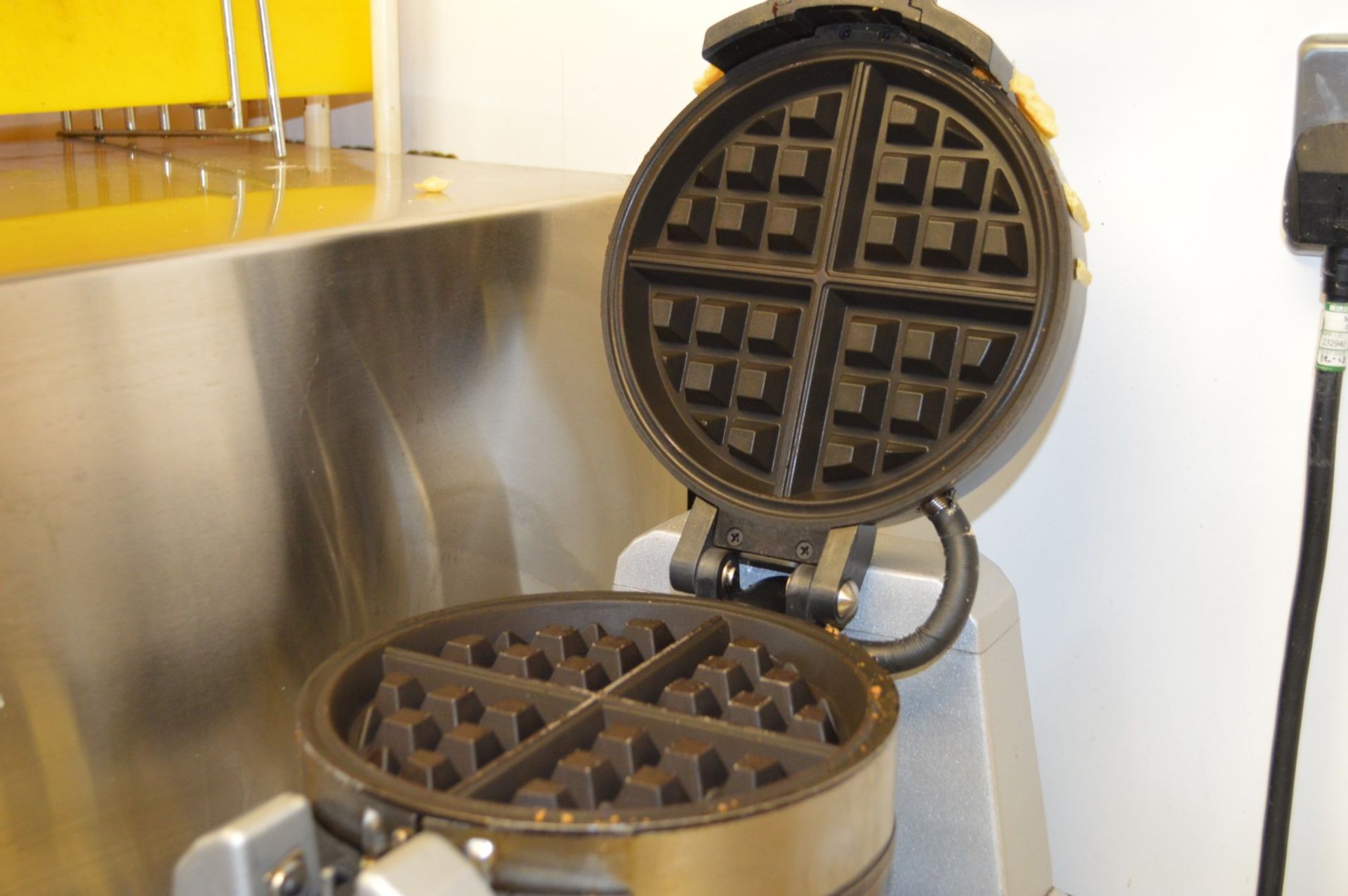 1 x Waring Commercial Double Belgian Wafflemaker - Model WW200K - RRP £290 - Ref FB161 - CL357 - - Image 2 of 3