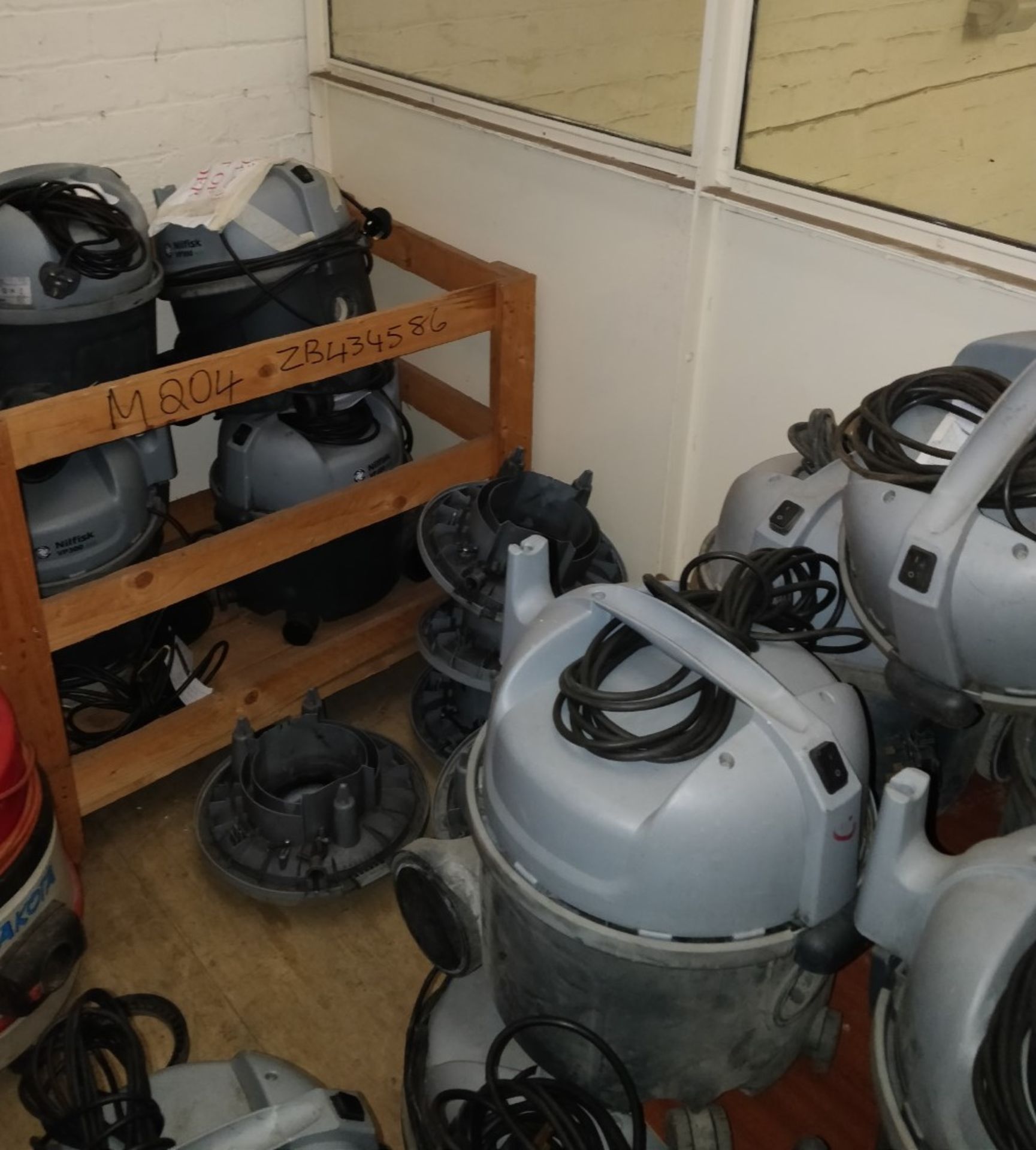 30 x Nilfrisk VP300 Eco Vacuum Cleaners - Approx RRP £3,000 - Ref B2 CL409 - Location: Wakefield - Image 5 of 5