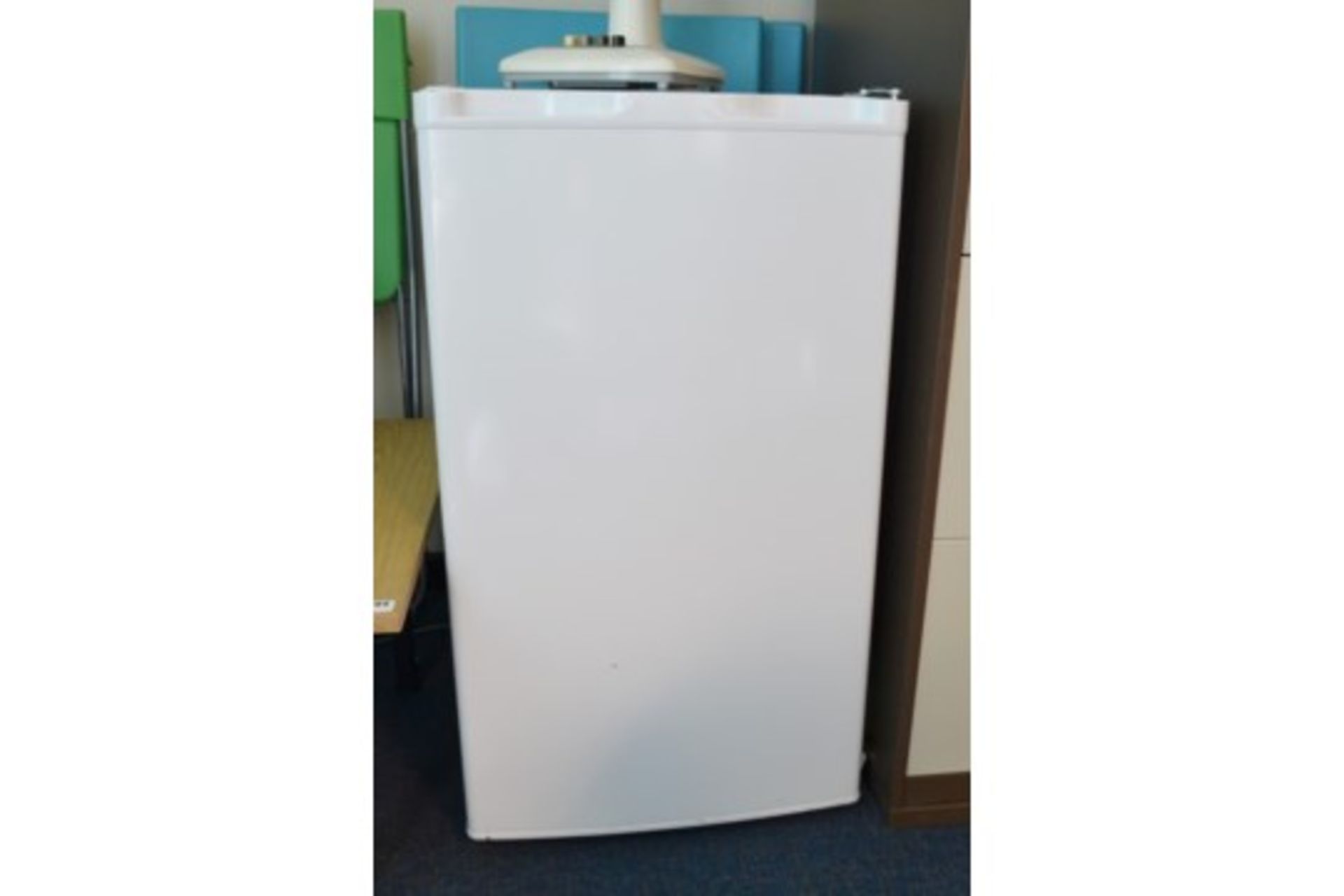 1 x Lot Of Kitchen Appliances - Includes Two Undercounter Fridges, Microwave and Kettle - Ref: - Image 4 of 7