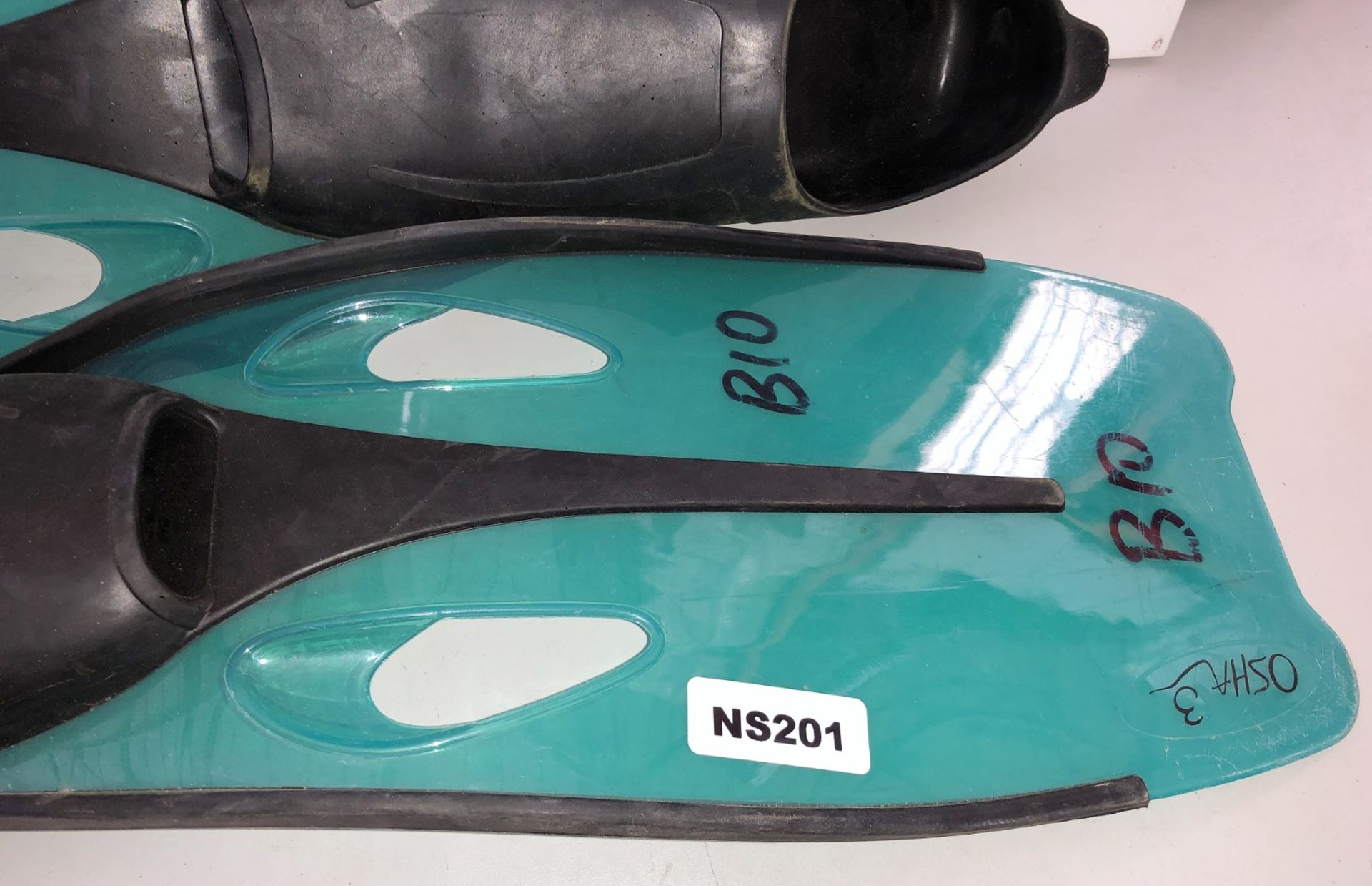 2 x Pairs Of Size 9-10 Diving Fins - CL349 - Altrincham WA14 - Image 3 of 10