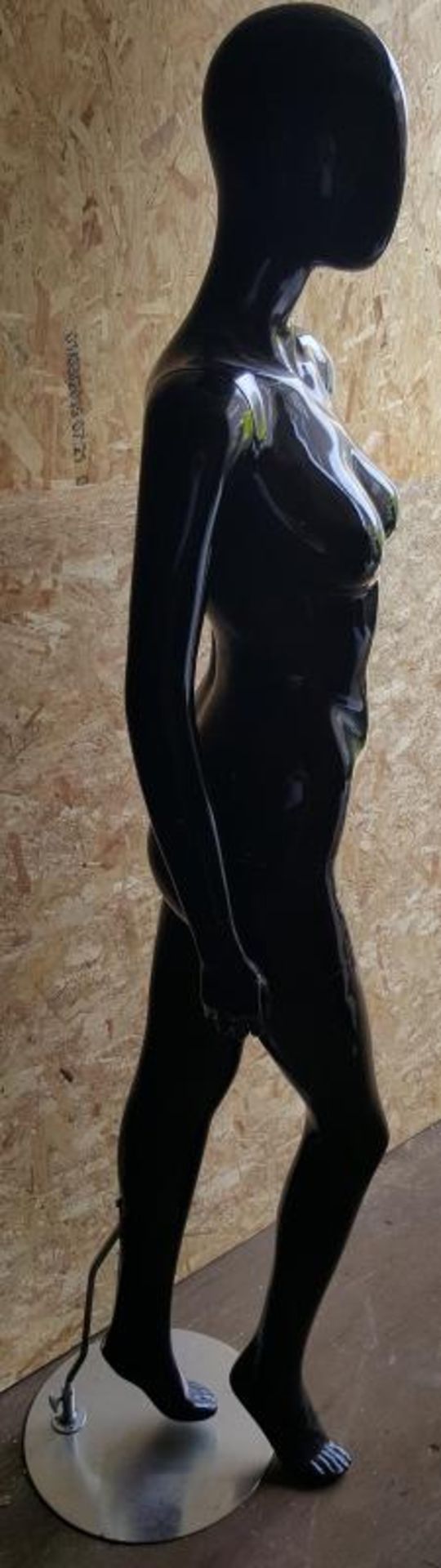 1 x 6ft Female Shop&nbsp;Mannequin With A Gloss Black Finish&nbsp;- Ref BY292 - Dimensions: H183/L40 - Image 2 of 4