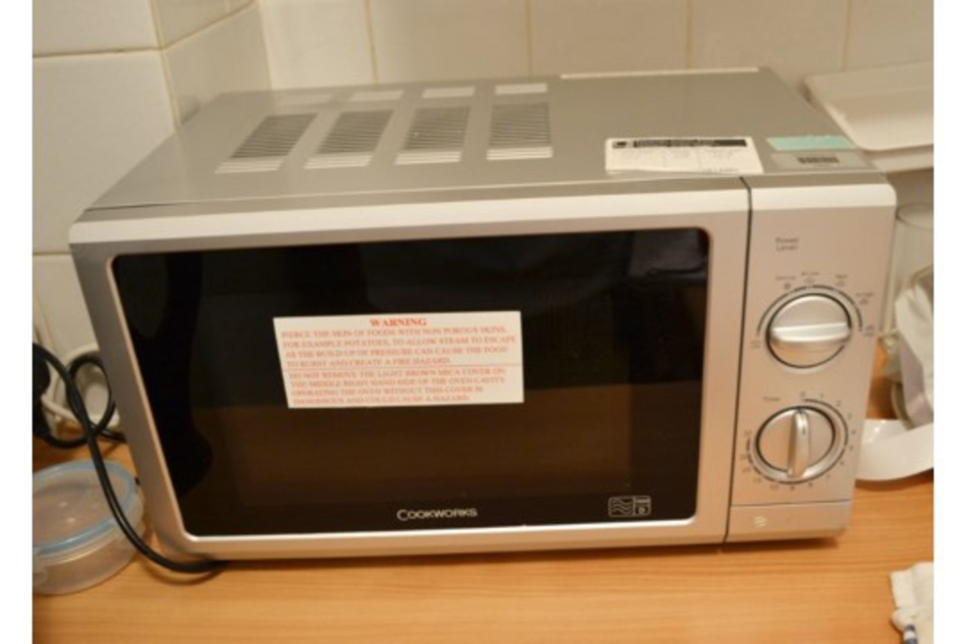 1 x Lot Of Kitchen Appliances - Includes Two Undercounter Fridges, Microwave and Kettle - Ref: - Image 6 of 7