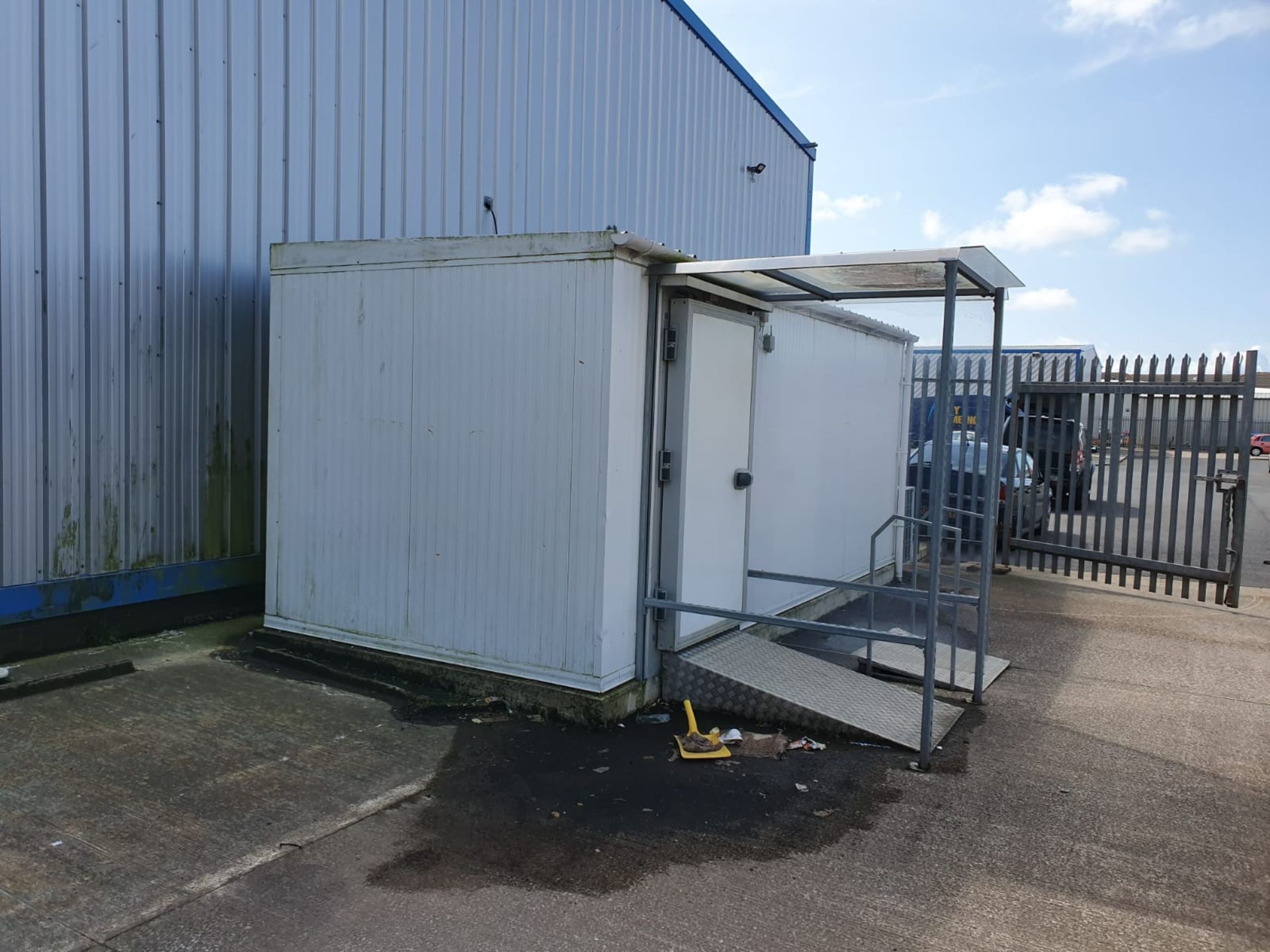 1 x External Refrigerated Cold Room Unit - Features Entrance Ramp With Overhead Canopy, Internal - Image 6 of 11