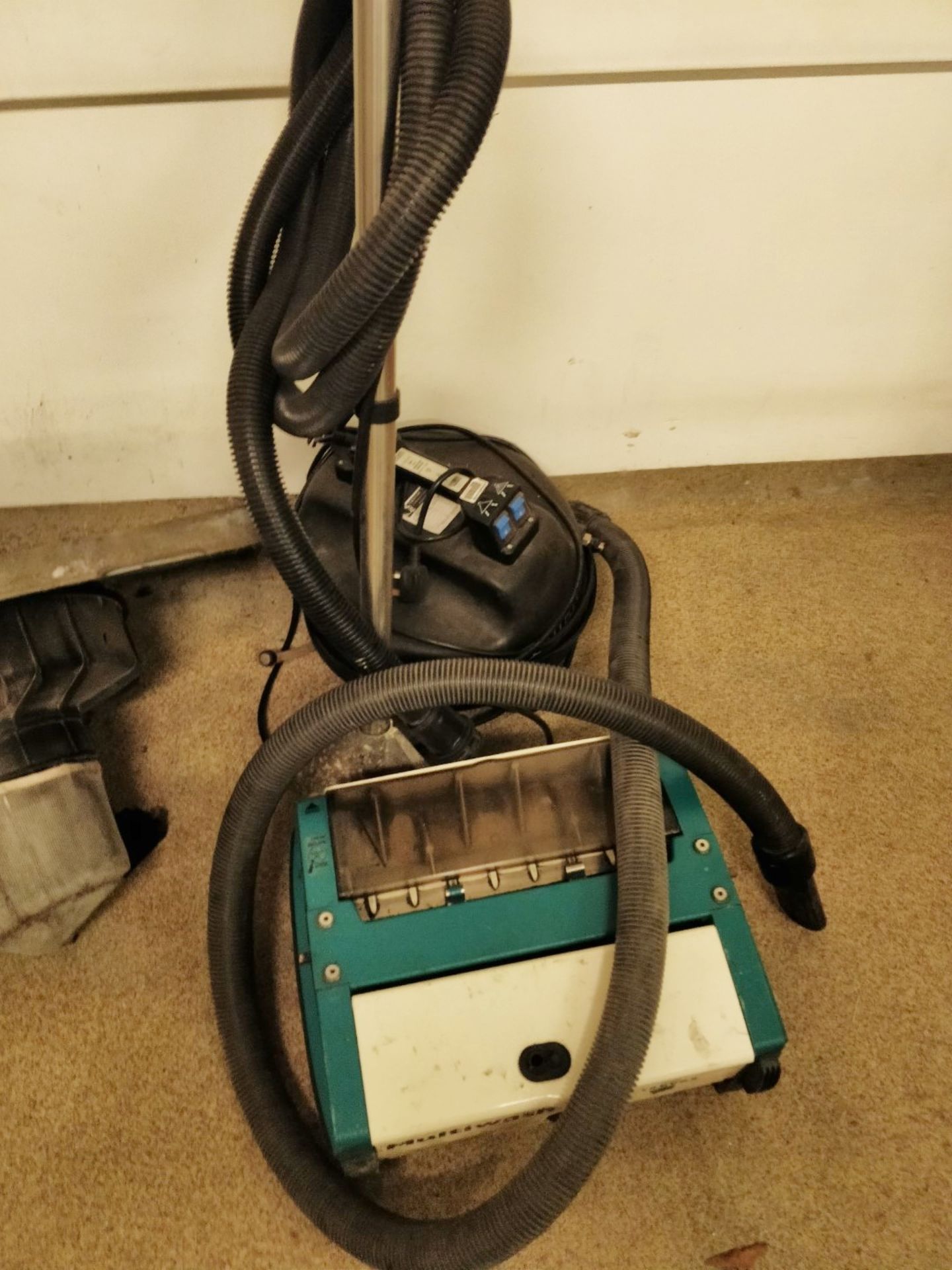 HUGE JOB LOT Approx 17 x Various FLOOR CLEANING MACHINES - Includes Ride Ons, Floor Scrubbers, - Image 4 of 34