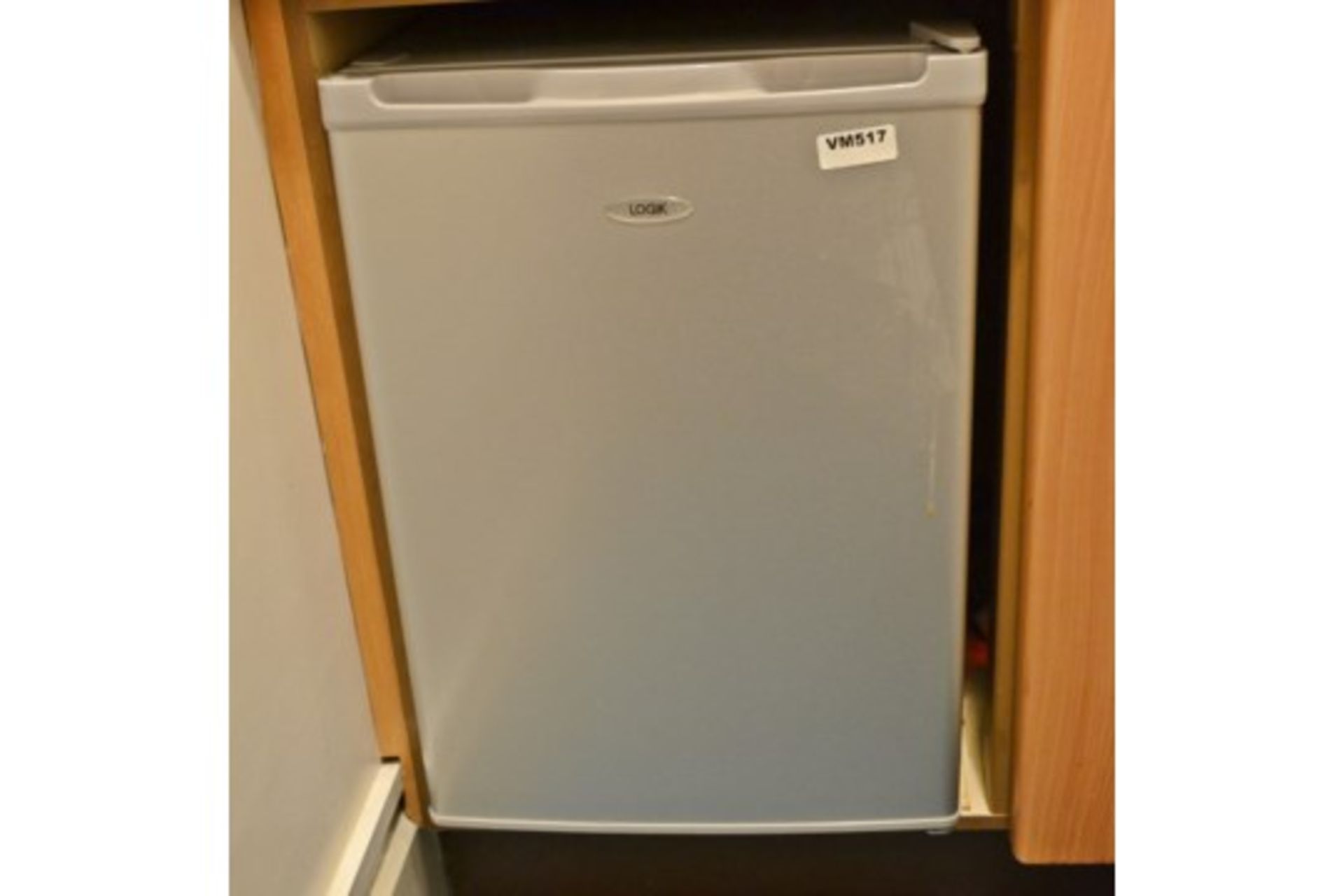 1 x Lot Of Kitchen Appliances - Includes Two Undercounter Fridges, Microwave and Kettle - Ref: - Image 7 of 7