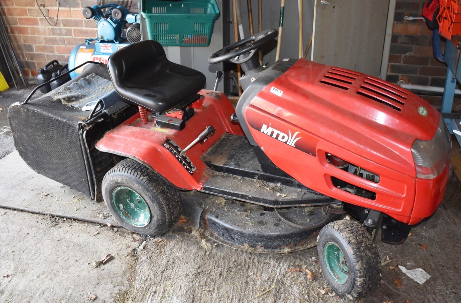 1 x MTD RH 115 B Ride On Petrol Lawnmower - Ref VM111 B2 - CL409 - Location: Wakefield WF16