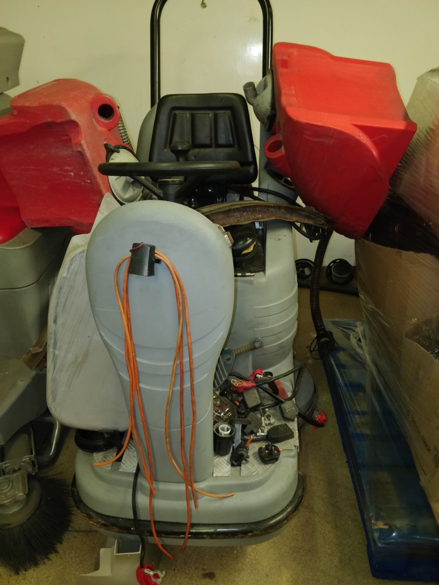 HUGE JOB LOT Approx 17 x Various FLOOR CLEANING MACHINES - Includes Ride Ons, Floor Scrubbers, - Image 31 of 34