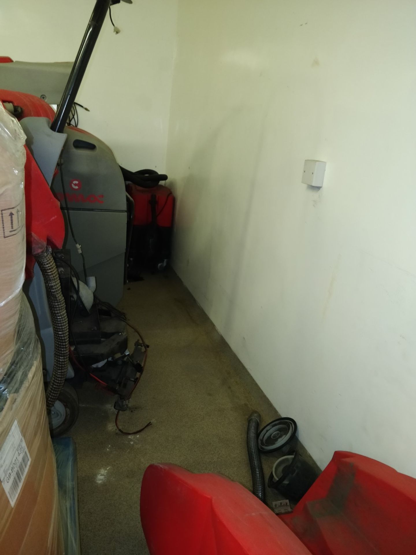 HUGE JOB LOT Approx 17 x Various FLOOR CLEANING MACHINES - Includes Ride Ons, Floor Scrubbers, - Image 34 of 34